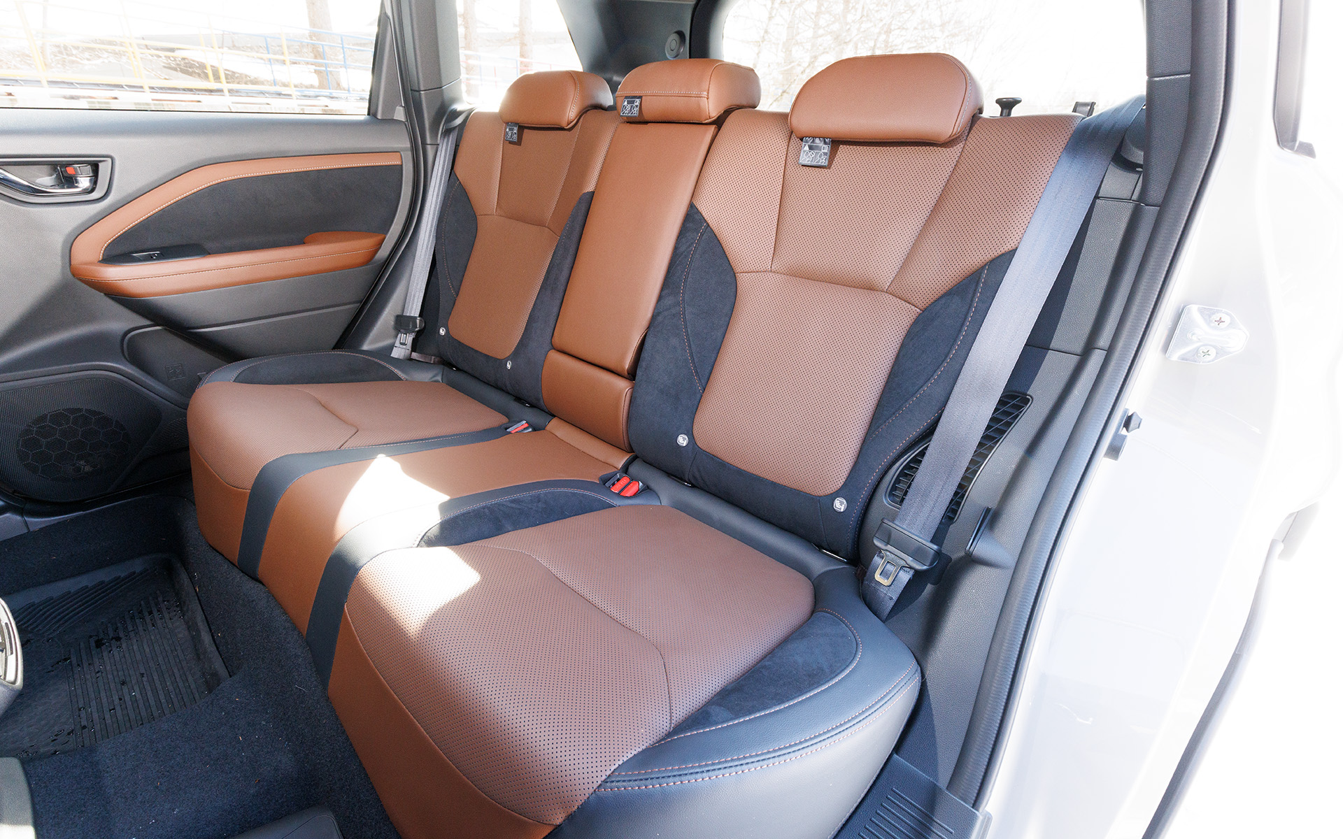 フォレスター Premium S:HEV EXのシート。撮影車はオプションのブラウン/ブラック（ブラウン＆シルバーステッチ）orブラック（ブラウンステッチ）の本革シート（ナッパレザー/ウルトラスエード）を装着