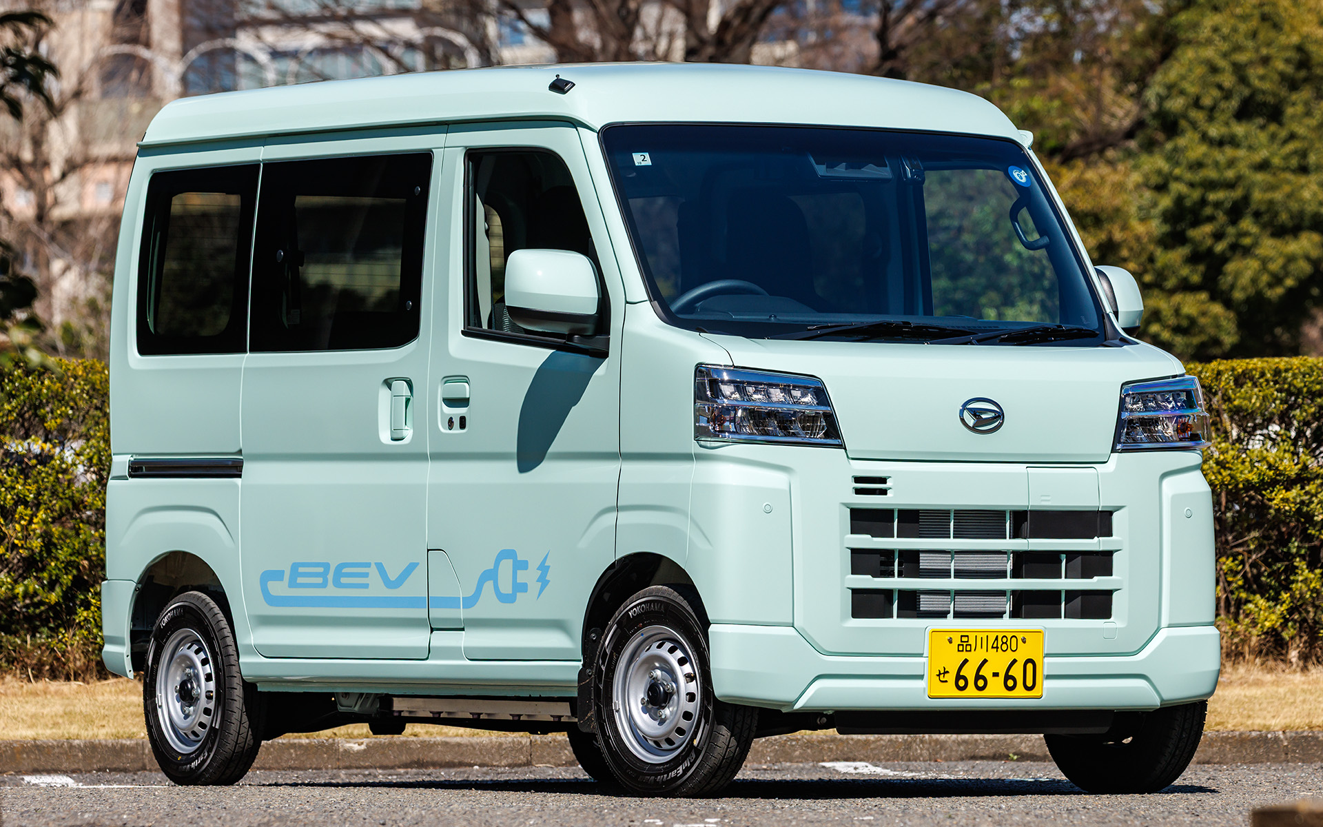 2シーターと4シーターがラインアップされるe-ハイゼット カーゴのボディサイズは3395×1475×1890mm（全長×全幅×全高）、ホイールベースは2450mmで、ガソリンモデルと変わらない数値。車両重量は1240～1260kg。価格は314万6000円