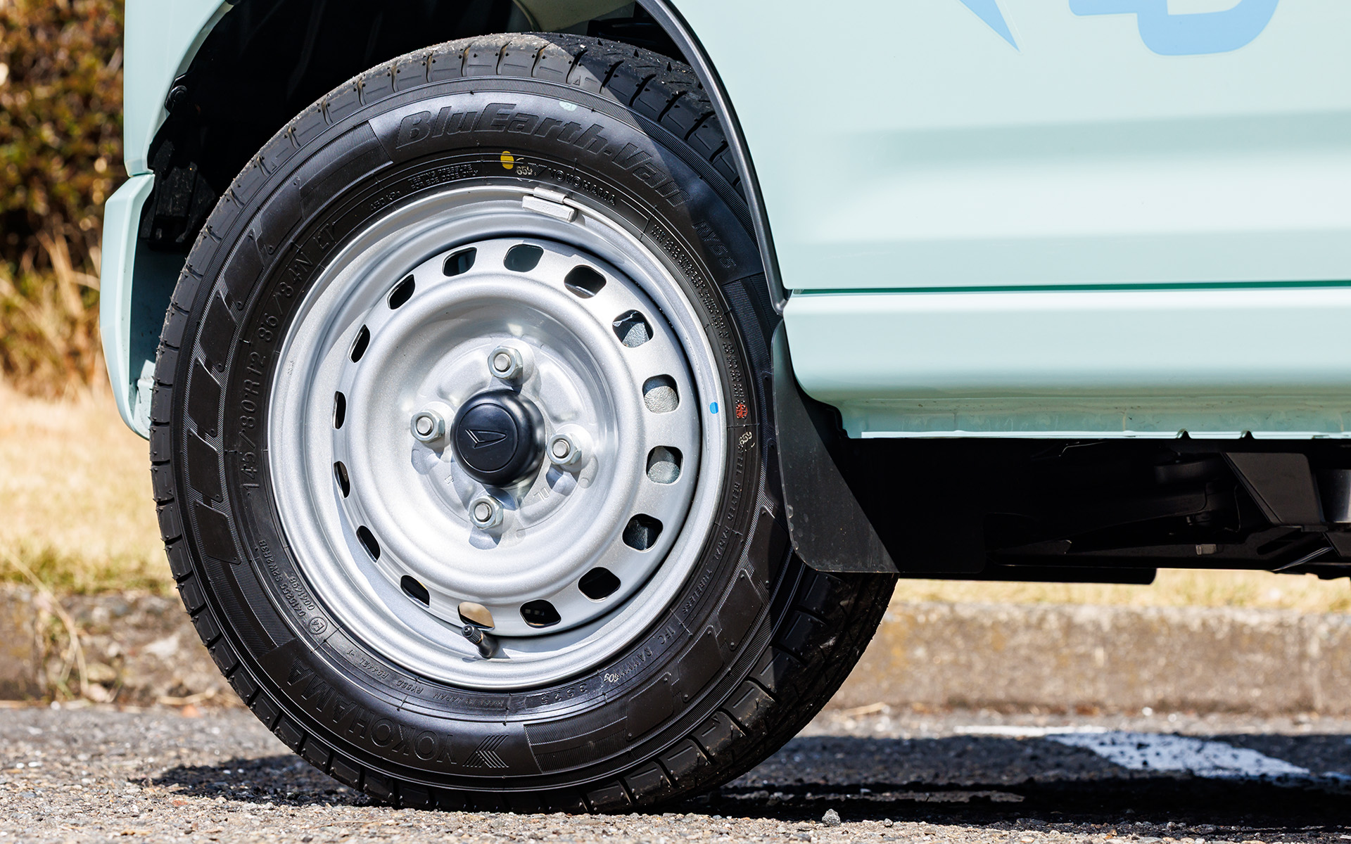タイヤは横浜ゴムのバン専用タイヤ「BluEarth-Van RY55」（145/80R12 86/84N LT）を装着