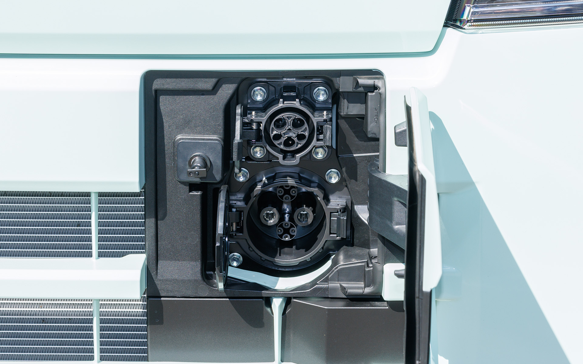 フロントに普通充電と急速充電ポートを配置。充電時間は、普通充電（6kW/30A出力の普通充電器、バッテリ温度25℃）では電欠ランプ点灯から約6時間で満充電可能。急速充電（50kW出力の急速充電器、バッテリ温度25℃）では電欠ランプ点灯から約50分で充電率80％まで充電できる