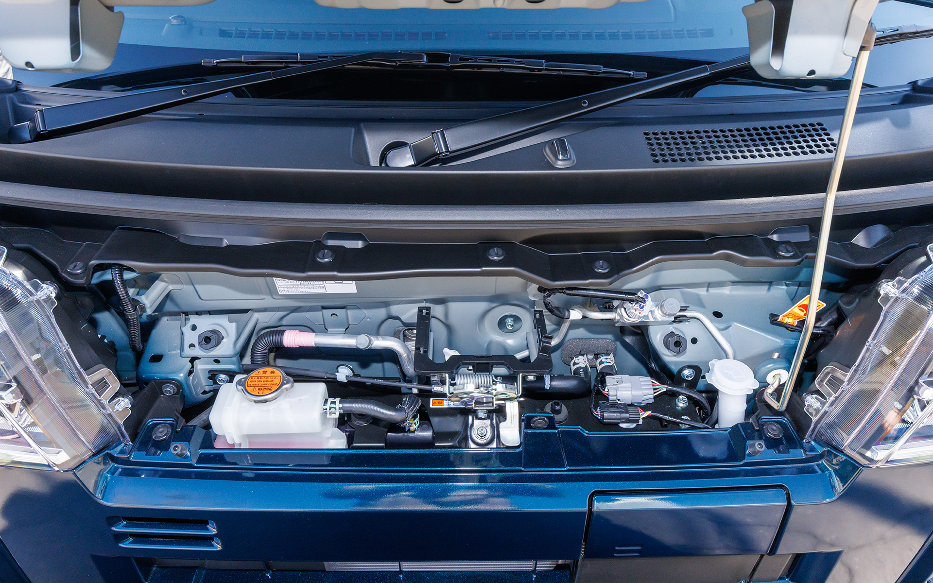 キャブオーバーなのでボンネット内はあまり詰まってはいない