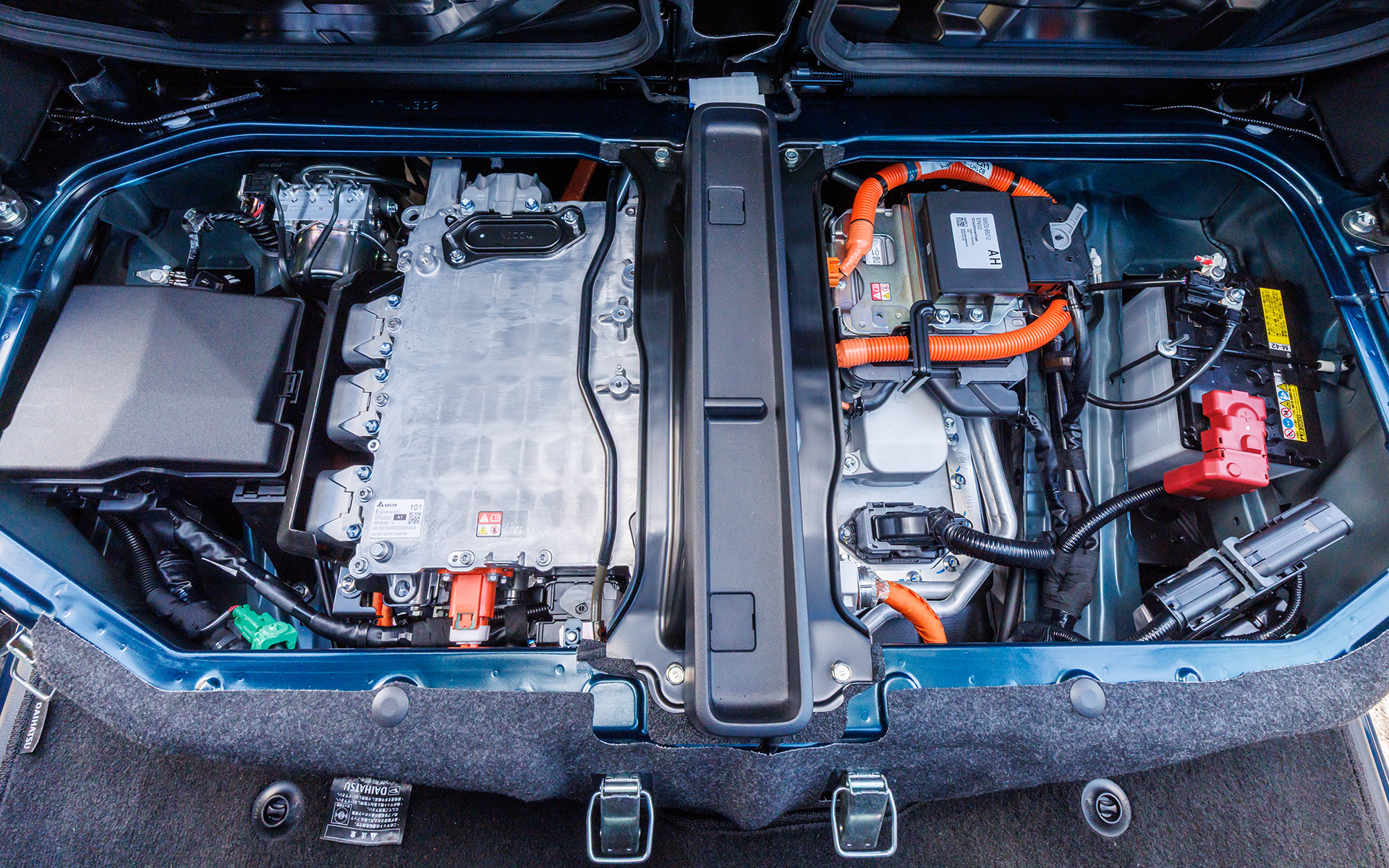 シート下にESU（電力供給ユニット）などが収められている。モーターは最高出力47kW（64PS）/3562-4500rpm、最大トルク126Nm（12.9kgfm）/0-3562rpmを発生する