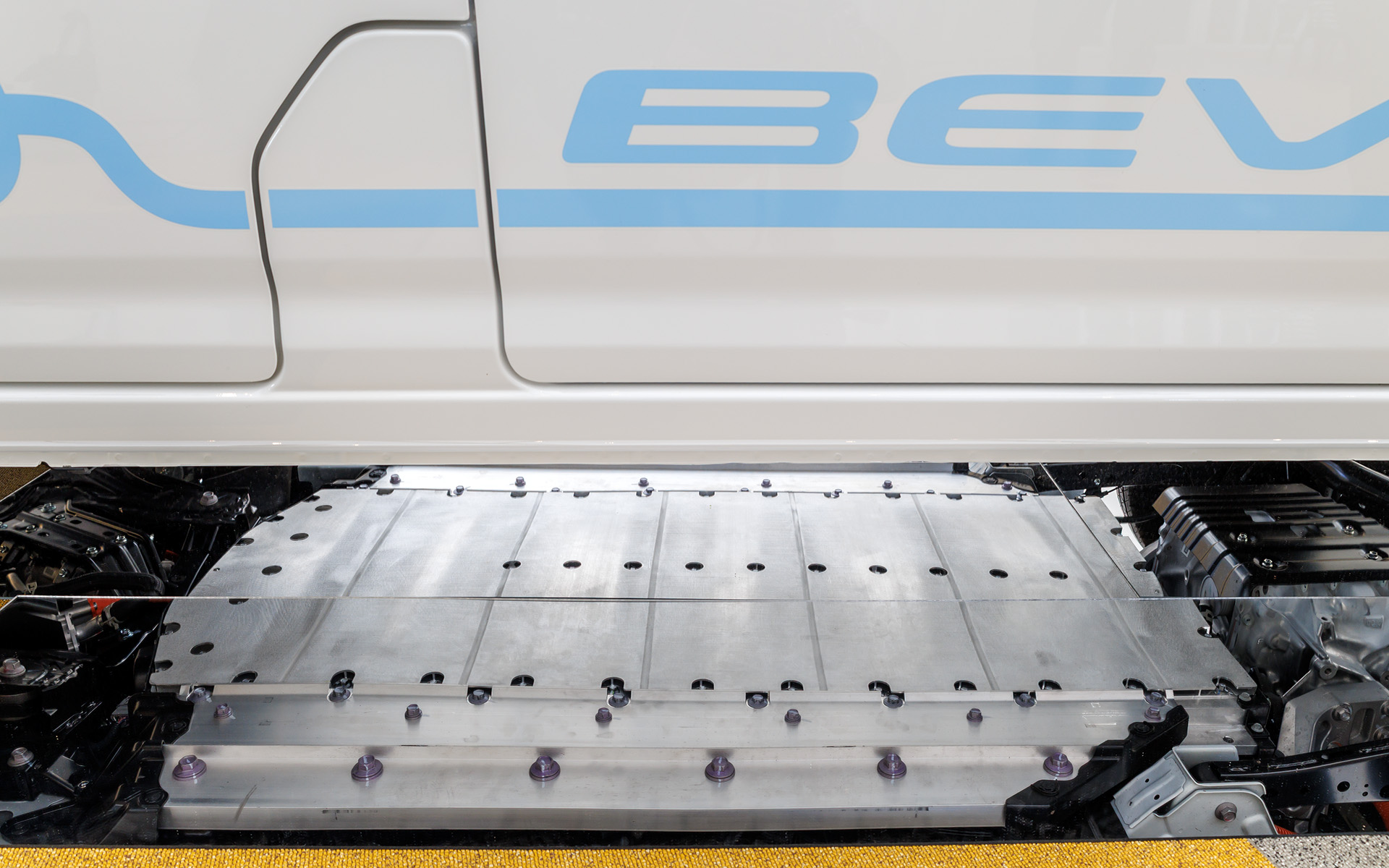 36.6kWhの大容量薄型リン酸鉄リチウムイオン（LFP）電池を床下に配置