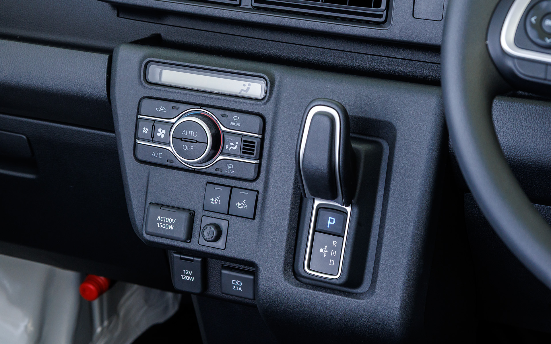 シフトまわり。オートエアコンを全車標準装備