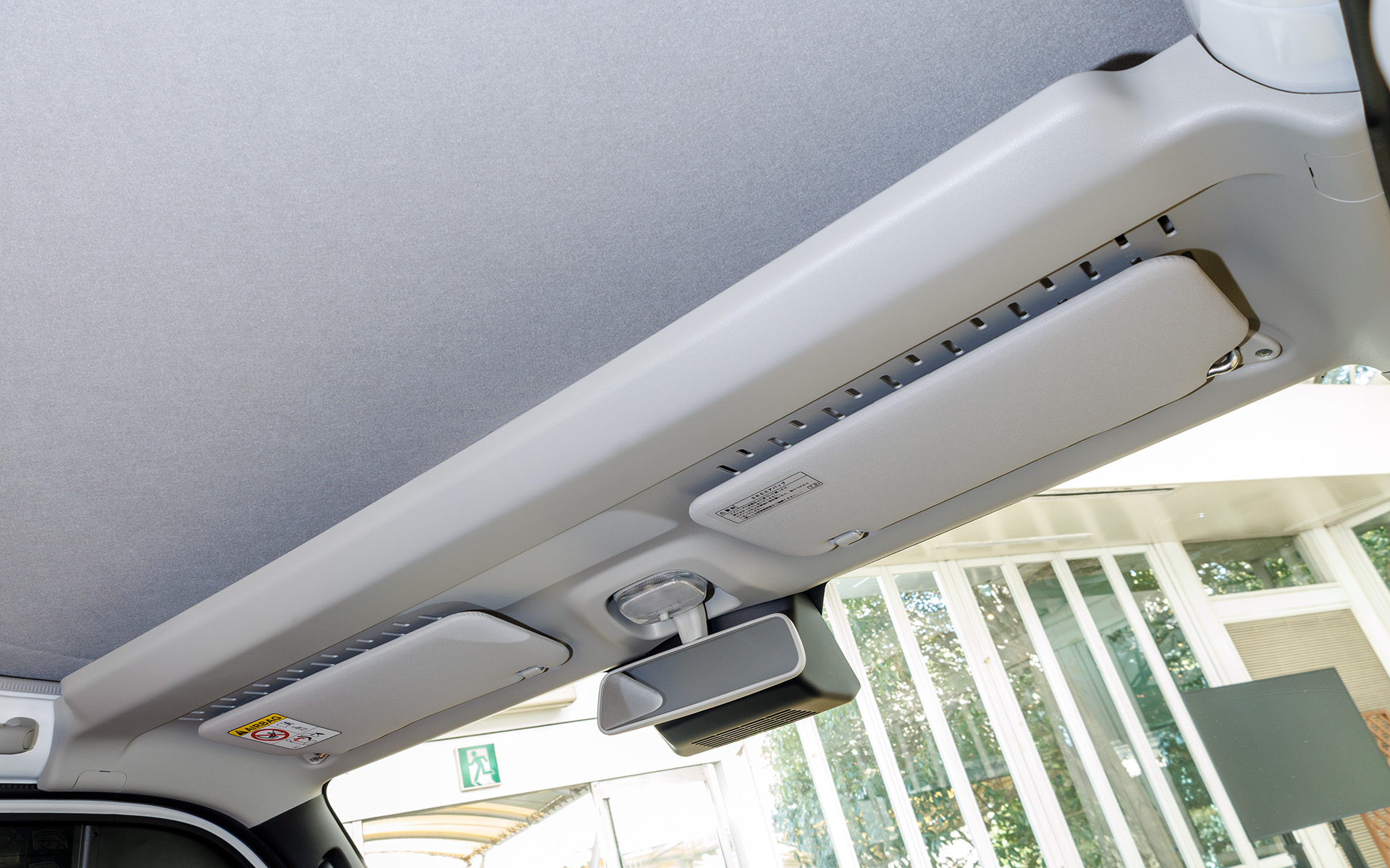 オーバーヘッドシェルフなどの収納スペースを数多く採用している