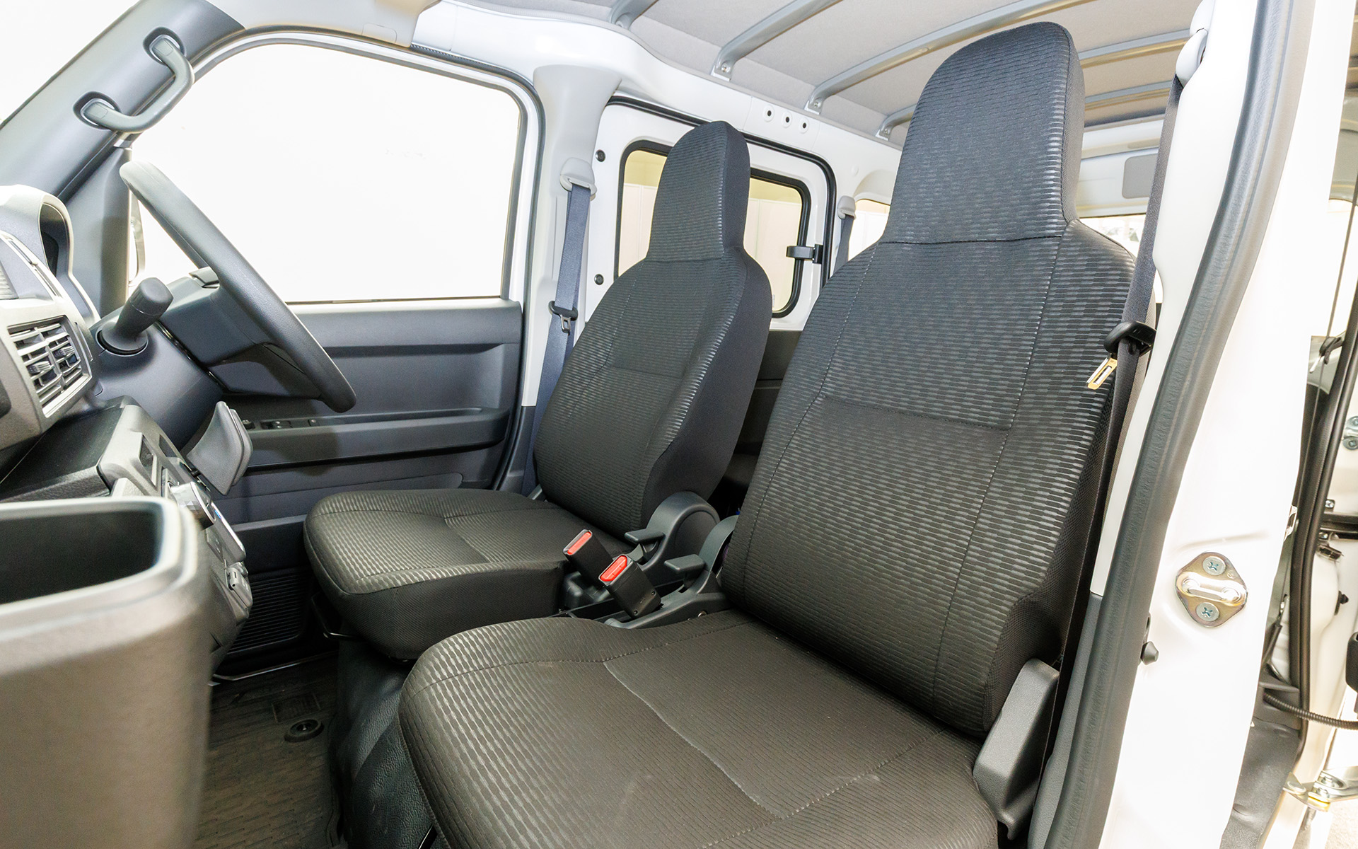 フロントシートは撥水加工となる