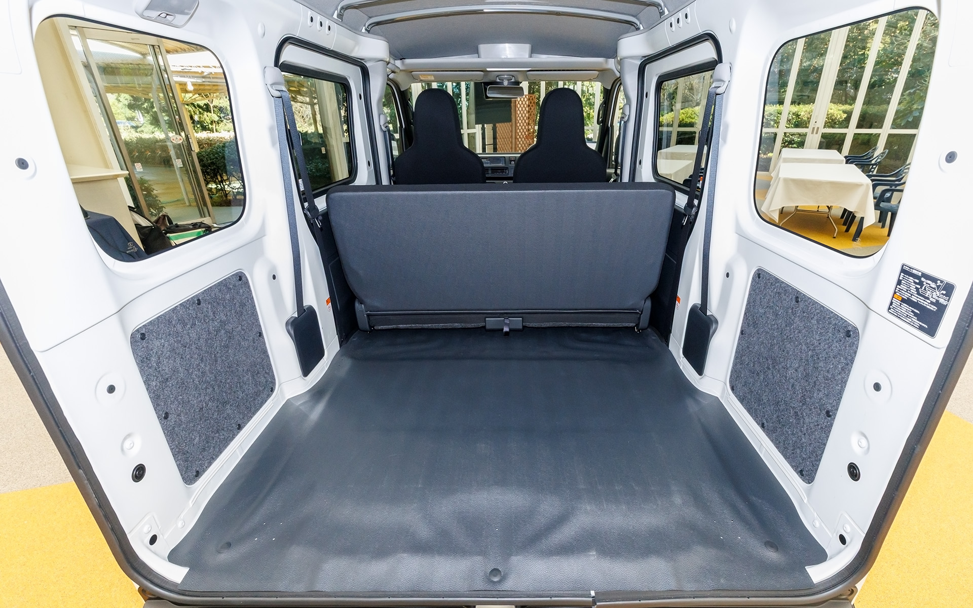 BEVになってもガソリン車と変わらない荷室容量を確保し、最大積載量は350kgのまま。荷室灯はLED化され、利便性を高めた