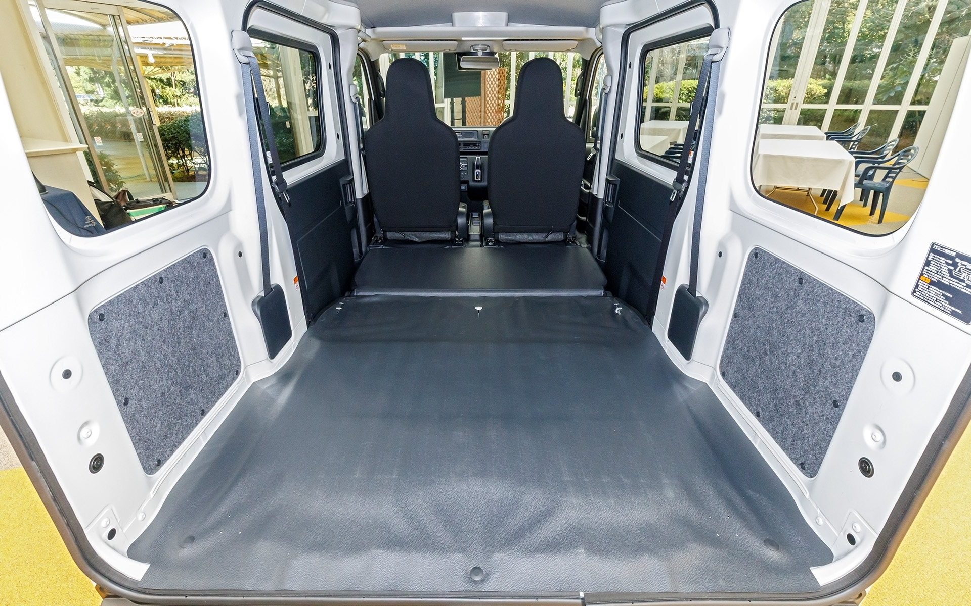 BEVになってもガソリン車と変わらない荷室容量を確保し、最大積載量は350kgのまま。荷室灯はLED化され、利便性を高めた