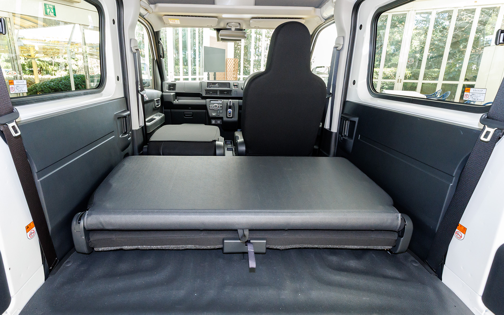 BEVになってもガソリン車と変わらない荷室容量を確保し、最大積載量は350kgのまま。荷室灯はLED化され、利便性を高めた