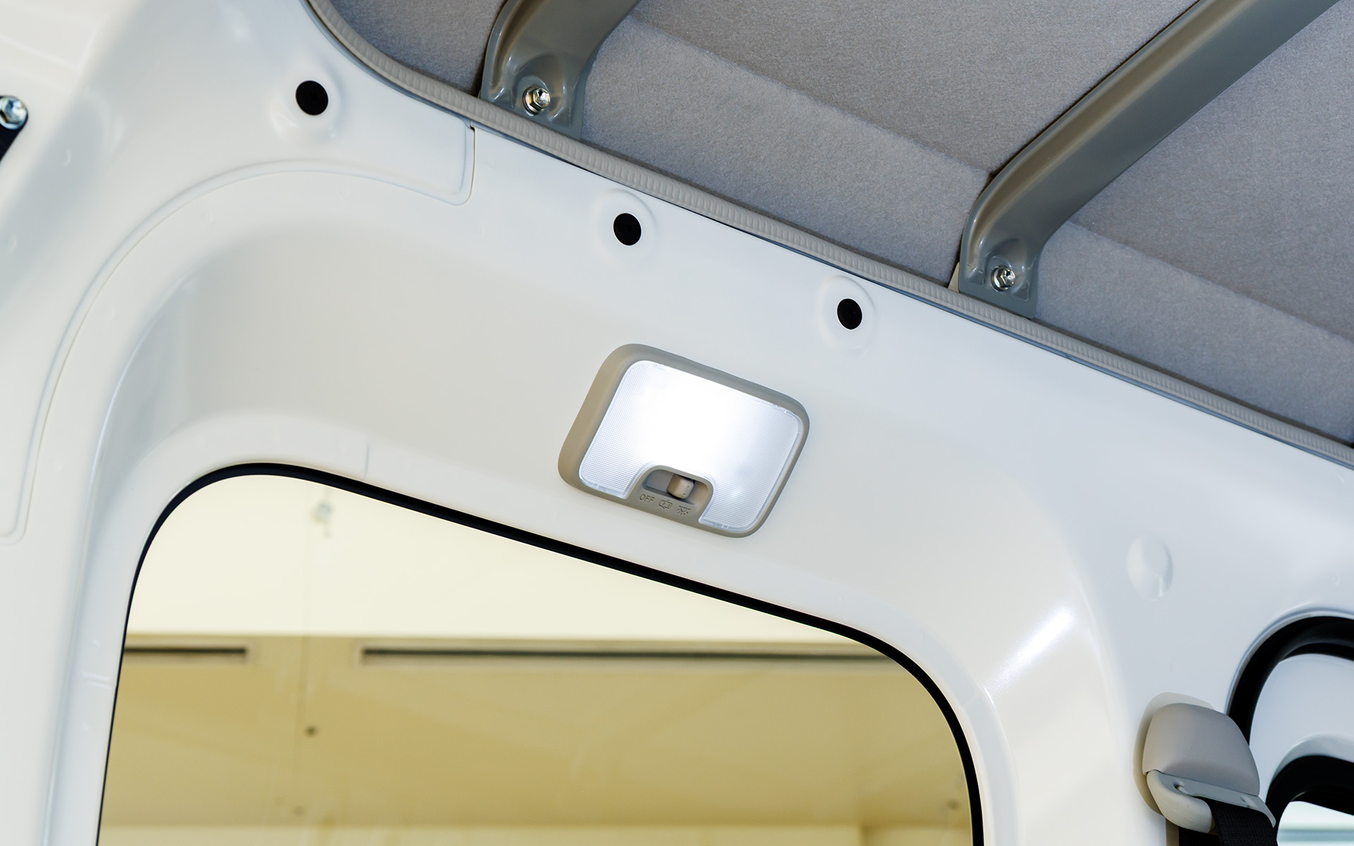 BEVになってもガソリン車と変わらない荷室容量を確保し、最大積載量は350kgのまま。荷室灯はLED化され、利便性を高めた