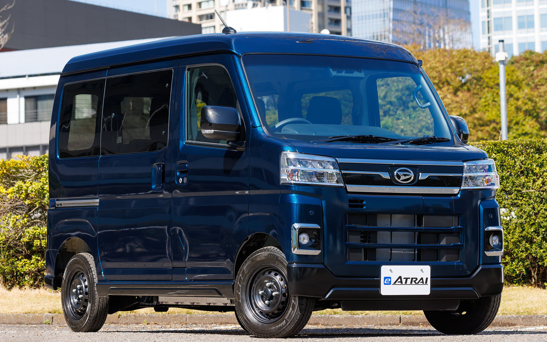 e-アトレー。価格は346万5000円。仕事にもプライベートにも活用できるよう、e-ハイゼット カーゴよりも装備を充実させ、スーパーUV＆IRカットガラスや両側パワースライドドアなどを採用している