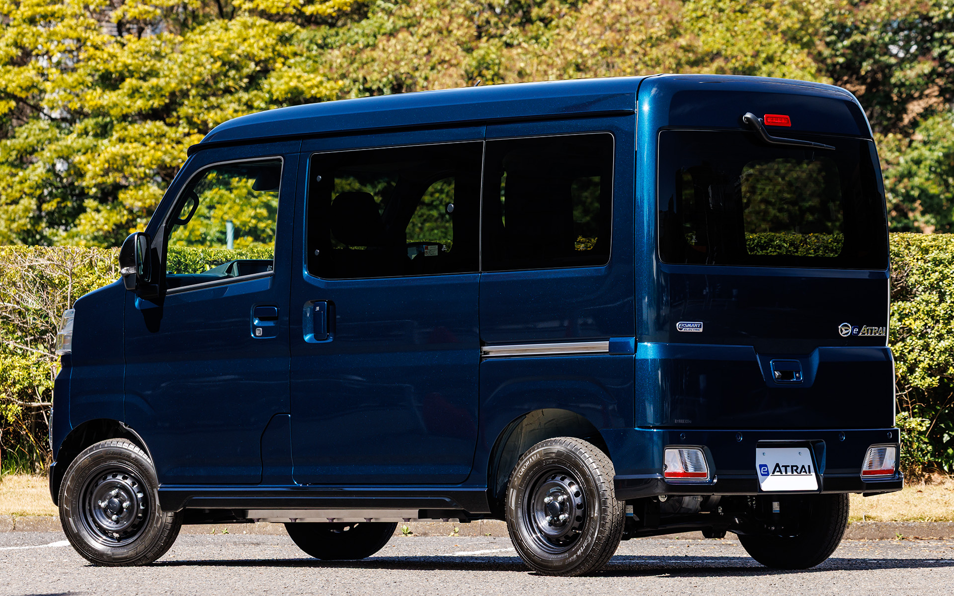 e-アトレー。価格は346万5000円。仕事にもプライベートにも活用できるよう、e-ハイゼット カーゴよりも装備を充実させ、スーパーUV＆IRカットガラスや両側パワースライドドアなどを採用している