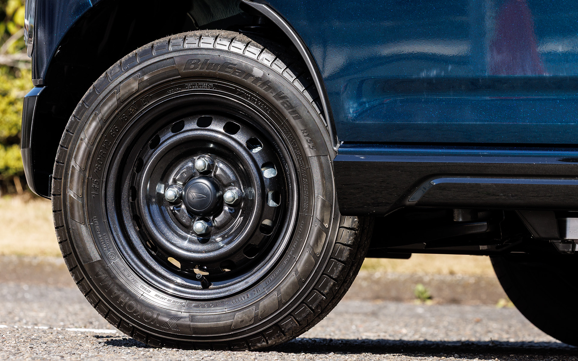 e-アトレー。価格は346万5000円。仕事にもプライベートにも活用できるよう、e-ハイゼット カーゴよりも装備を充実させ、スーパーUV＆IRカットガラスや両側パワースライドドアなどを採用している