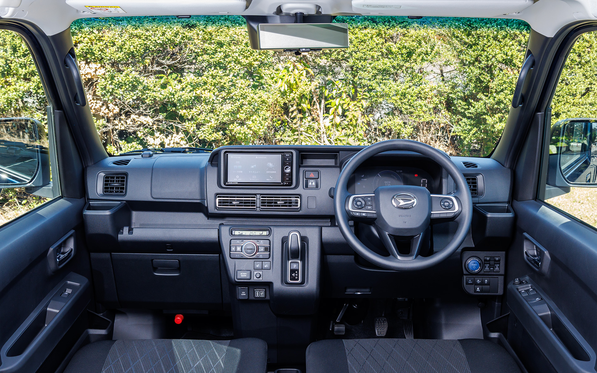 e-アトレー。価格は346万5000円。仕事にもプライベートにも活用できるよう、e-ハイゼット カーゴよりも装備を充実させ、スーパーUV＆IRカットガラスや両側パワースライドドアなどを採用している