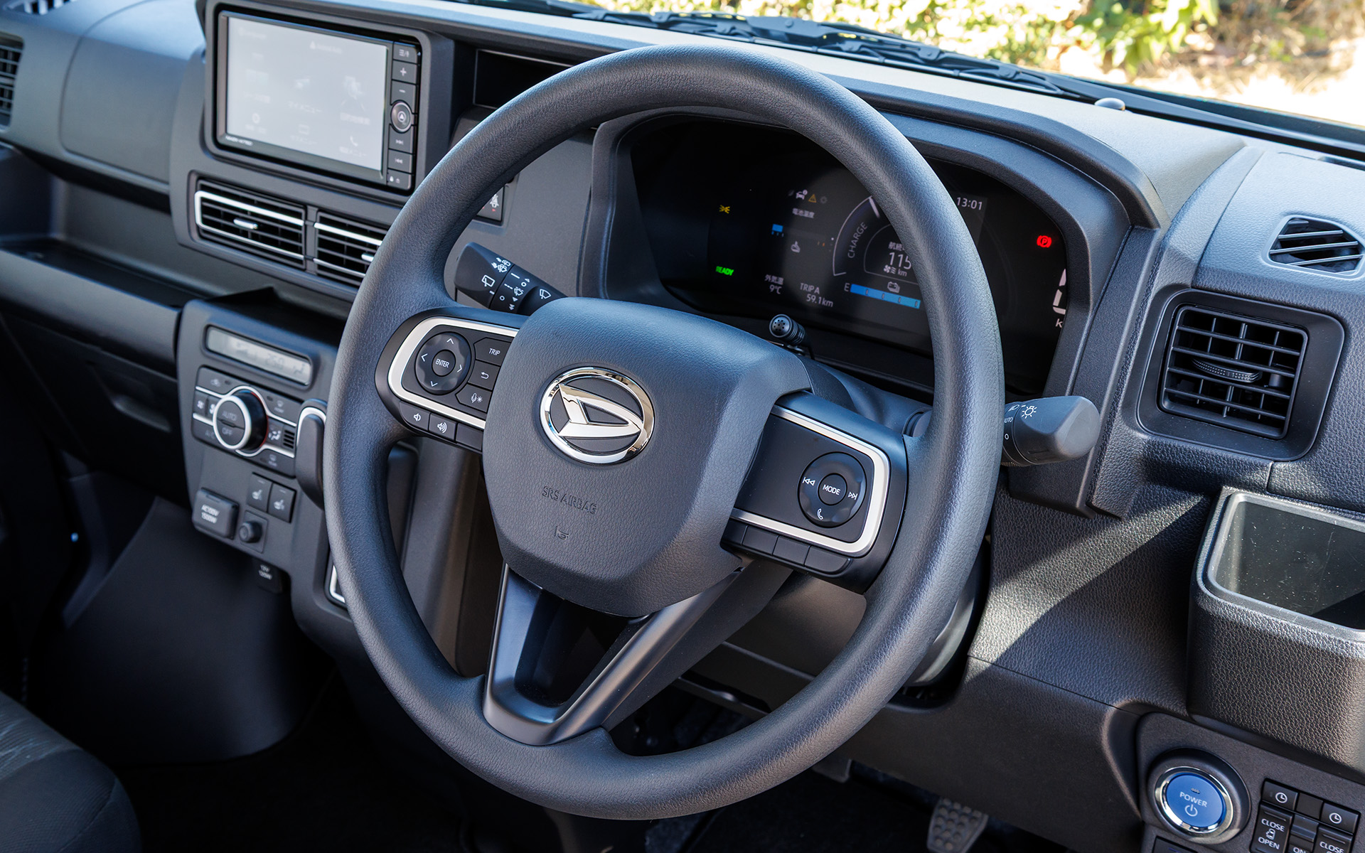 e-アトレー。価格は346万5000円。仕事にもプライベートにも活用できるよう、e-ハイゼット カーゴよりも装備を充実させ、スーパーUV＆IRカットガラスや両側パワースライドドアなどを採用している