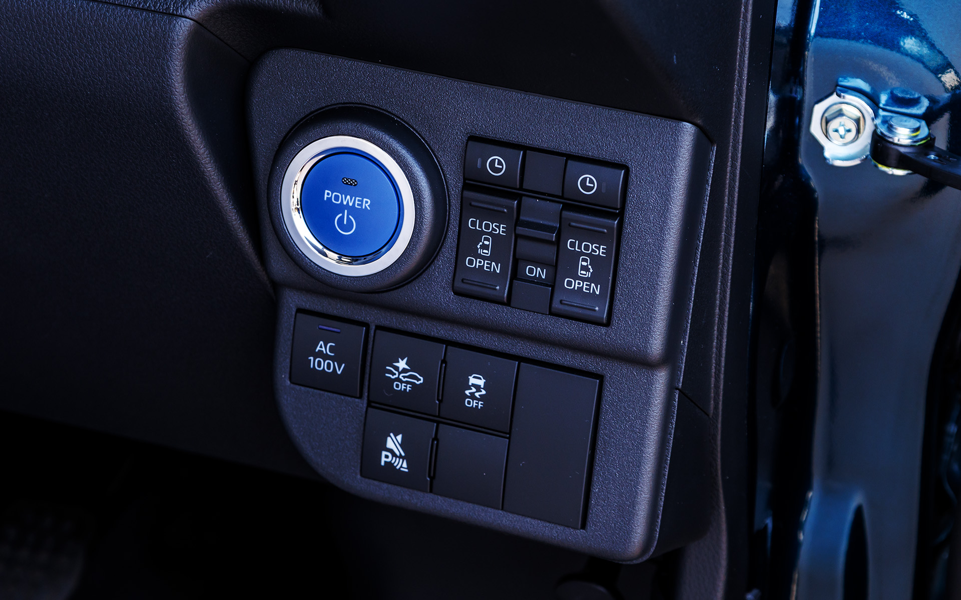 e-アトレー。価格は346万5000円。仕事にもプライベートにも活用できるよう、e-ハイゼット カーゴよりも装備を充実させ、スーパーUV＆IRカットガラスや両側パワースライドドアなどを採用している