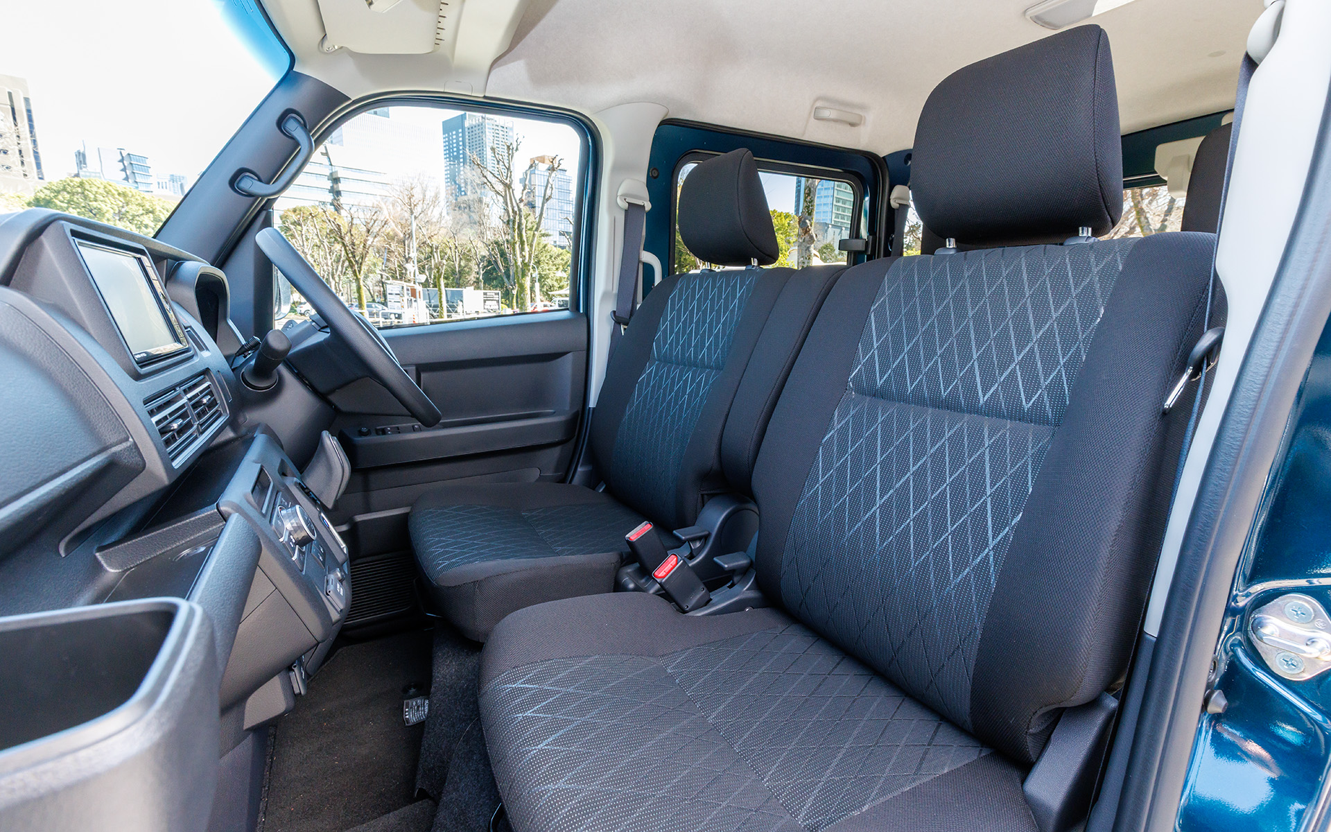 e-アトレーは専用デザインのフロントシートと、しっかりとしたヘッドレスト付きのリアシートを標準装備。フロントシートにはアームレストも採用される。ラゲッジには、高さを調節できるカーゴボードも設定