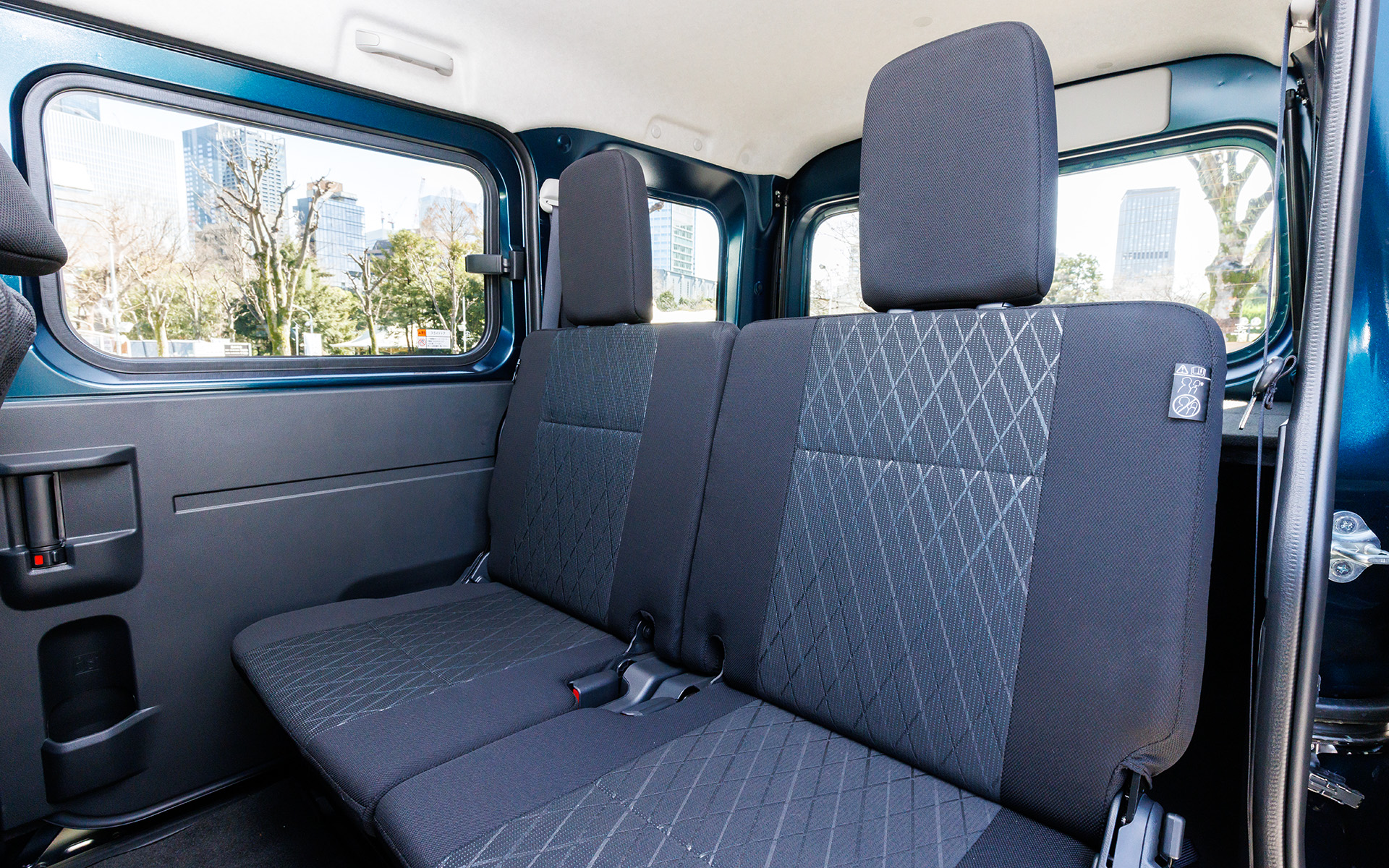 e-アトレーは専用デザインのフロントシートと、しっかりとしたヘッドレスト付きのリアシートを標準装備。フロントシートにはアームレストも採用される。ラゲッジには、高さを調節できるカーゴボードも設定