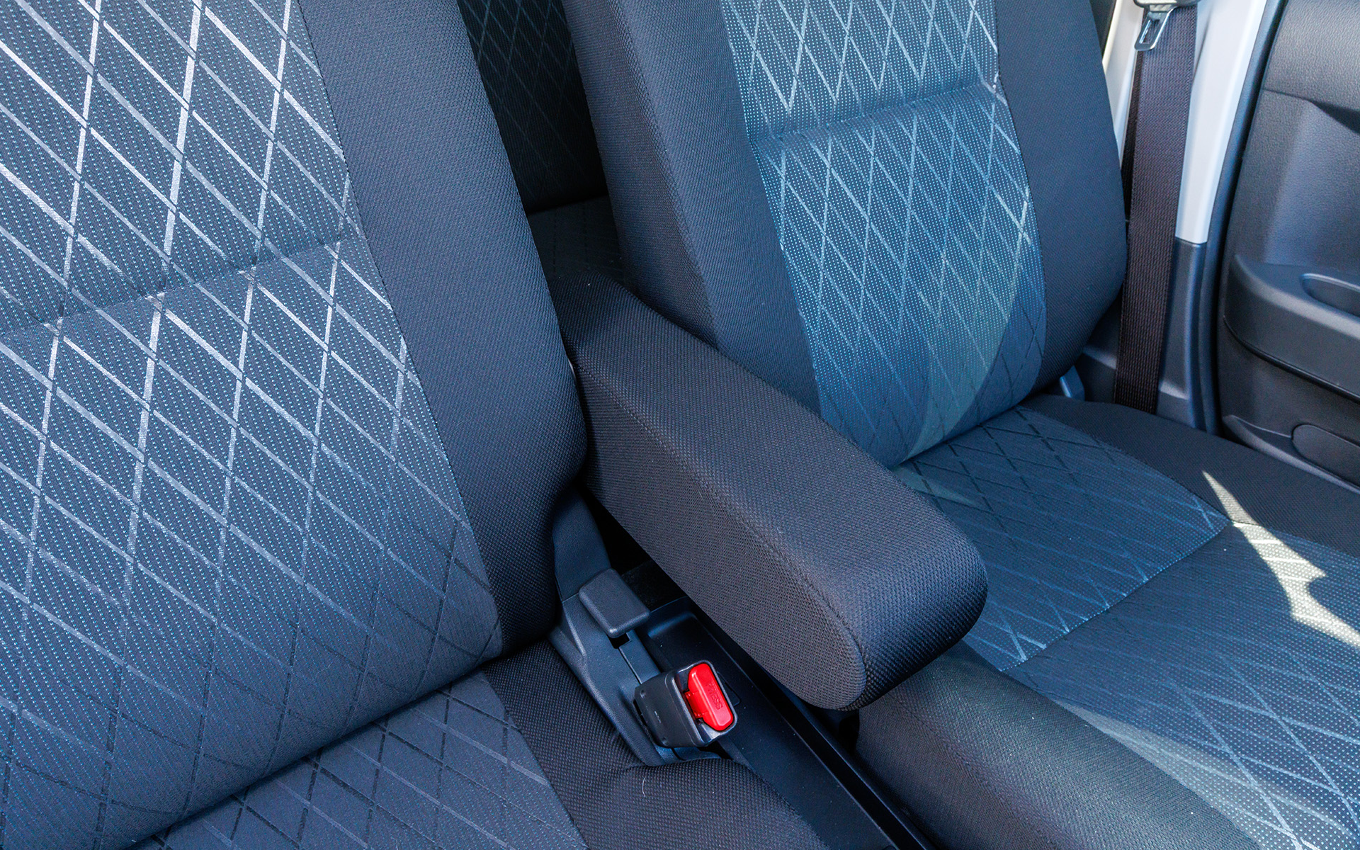 e-アトレーは専用デザインのフロントシートと、しっかりとしたヘッドレスト付きのリアシートを標準装備。フロントシートにはアームレストも採用される。ラゲッジには、高さを調節できるカーゴボードも設定