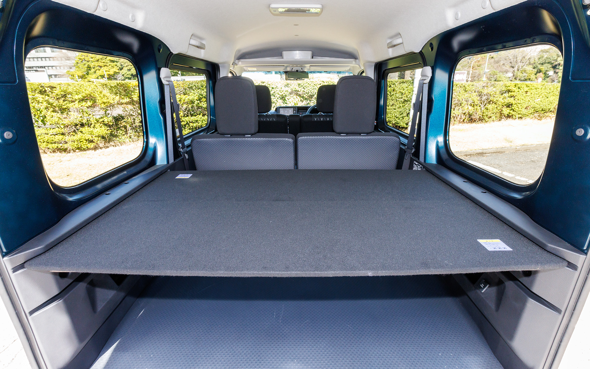 e-アトレーは専用デザインのフロントシートと、しっかりとしたヘッドレスト付きのリアシートを標準装備。フロントシートにはアームレストも採用される。ラゲッジには、高さを調節できるカーゴボードも設定