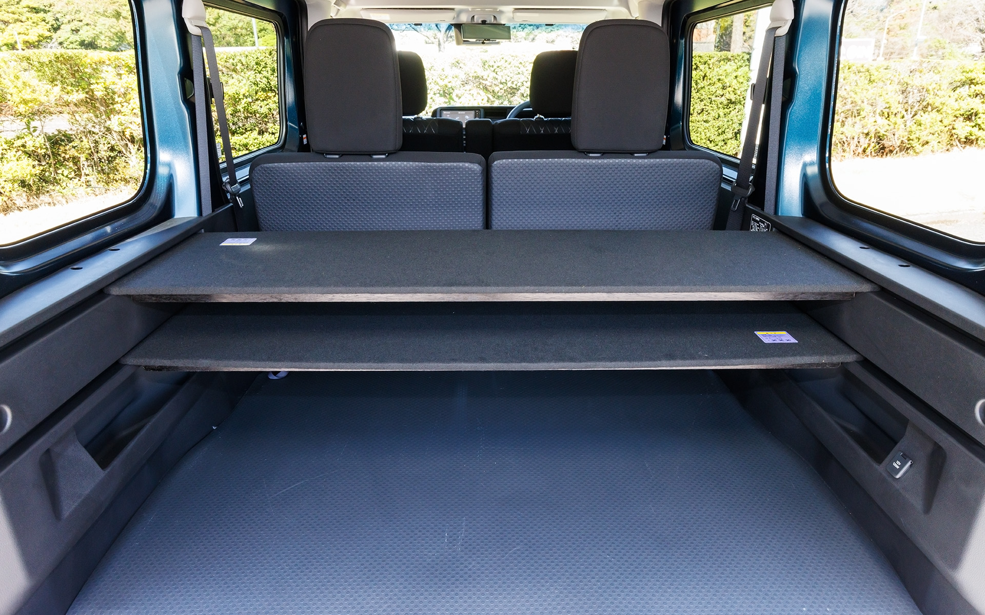 e-アトレーは専用デザインのフロントシートと、しっかりとしたヘッドレスト付きのリアシートを標準装備。フロントシートにはアームレストも採用される。ラゲッジには、高さを調節できるカーゴボードも設定