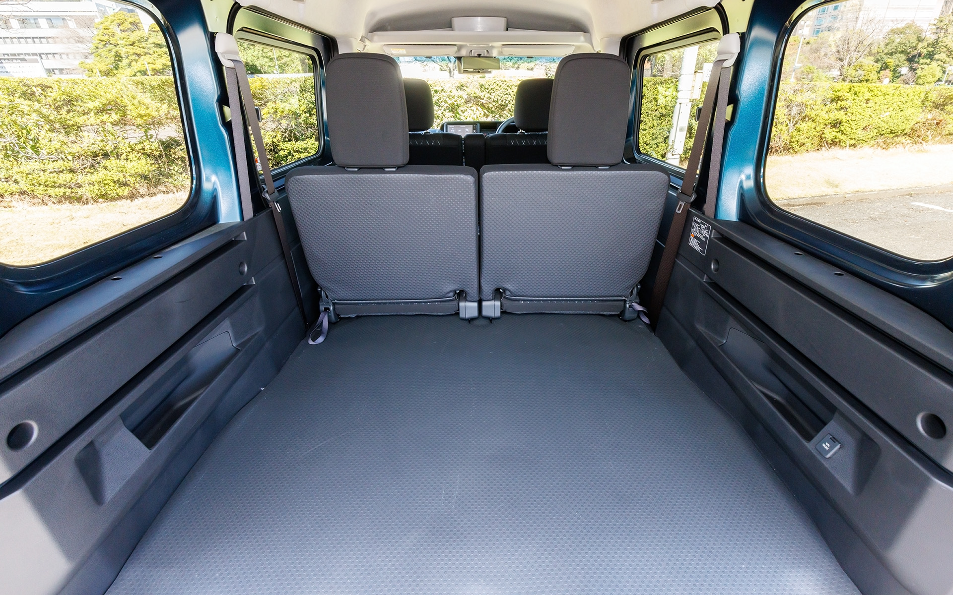 e-アトレーは専用デザインのフロントシートと、しっかりとしたヘッドレスト付きのリアシートを標準装備。フロントシートにはアームレストも採用される。ラゲッジには、高さを調節できるカーゴボードも設定