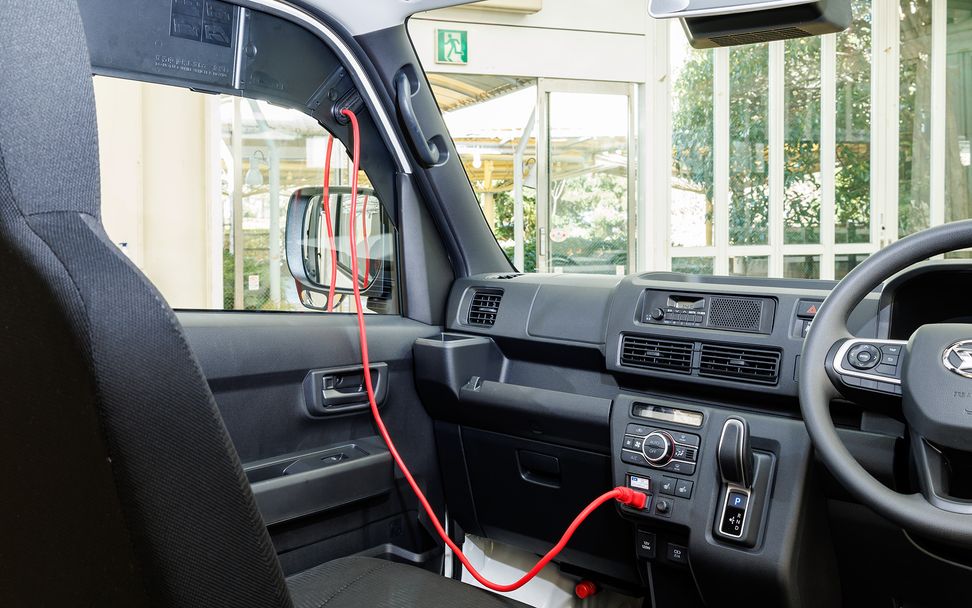 e-ハイゼット カーゴ、e-アトレーともに外部給電機能を備える