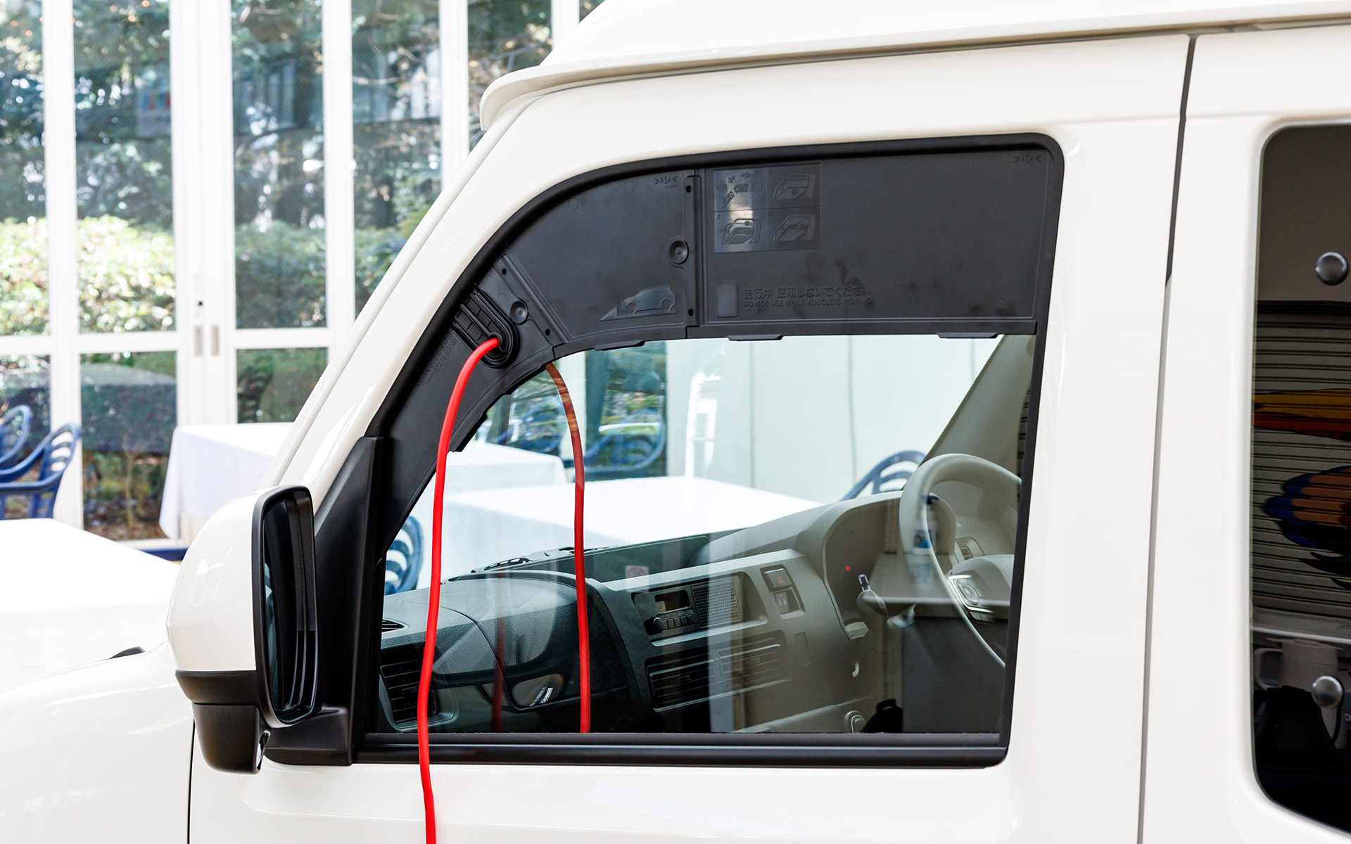 停車時に専用の外部給電アタッチメントを使えば安全に電気を供給できる