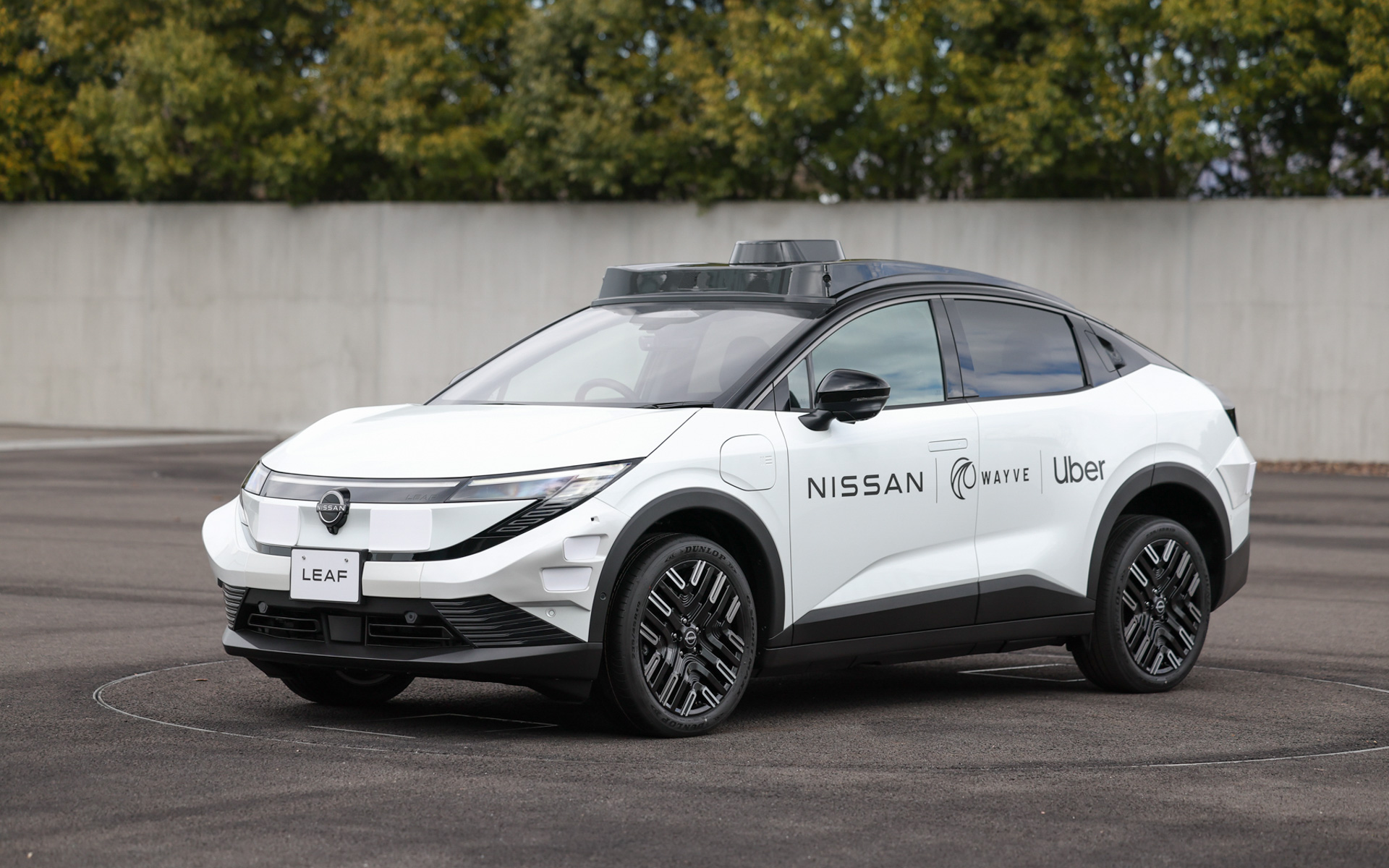 新型「リーフ」をベースとしたロボタクシーの試作車を初公開