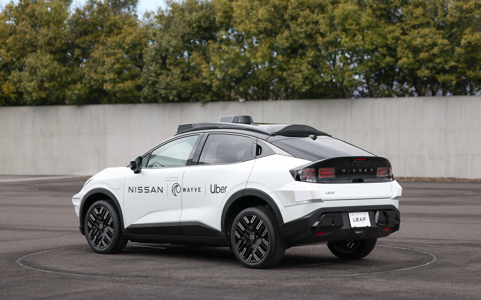 新型「リーフ」をベースとしたロボタクシーの試作車を初公開