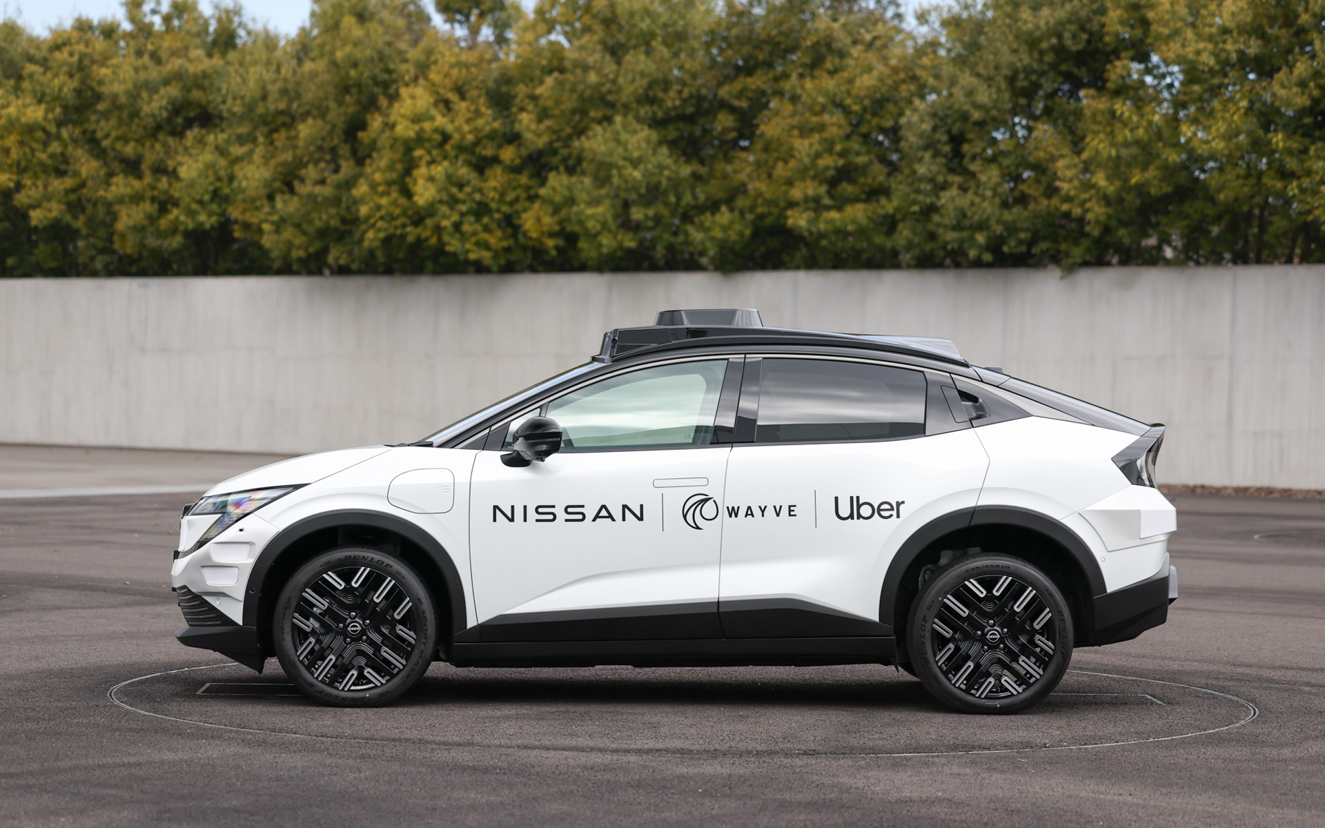 新型「リーフ」をベースとしたロボタクシーの試作車を初公開