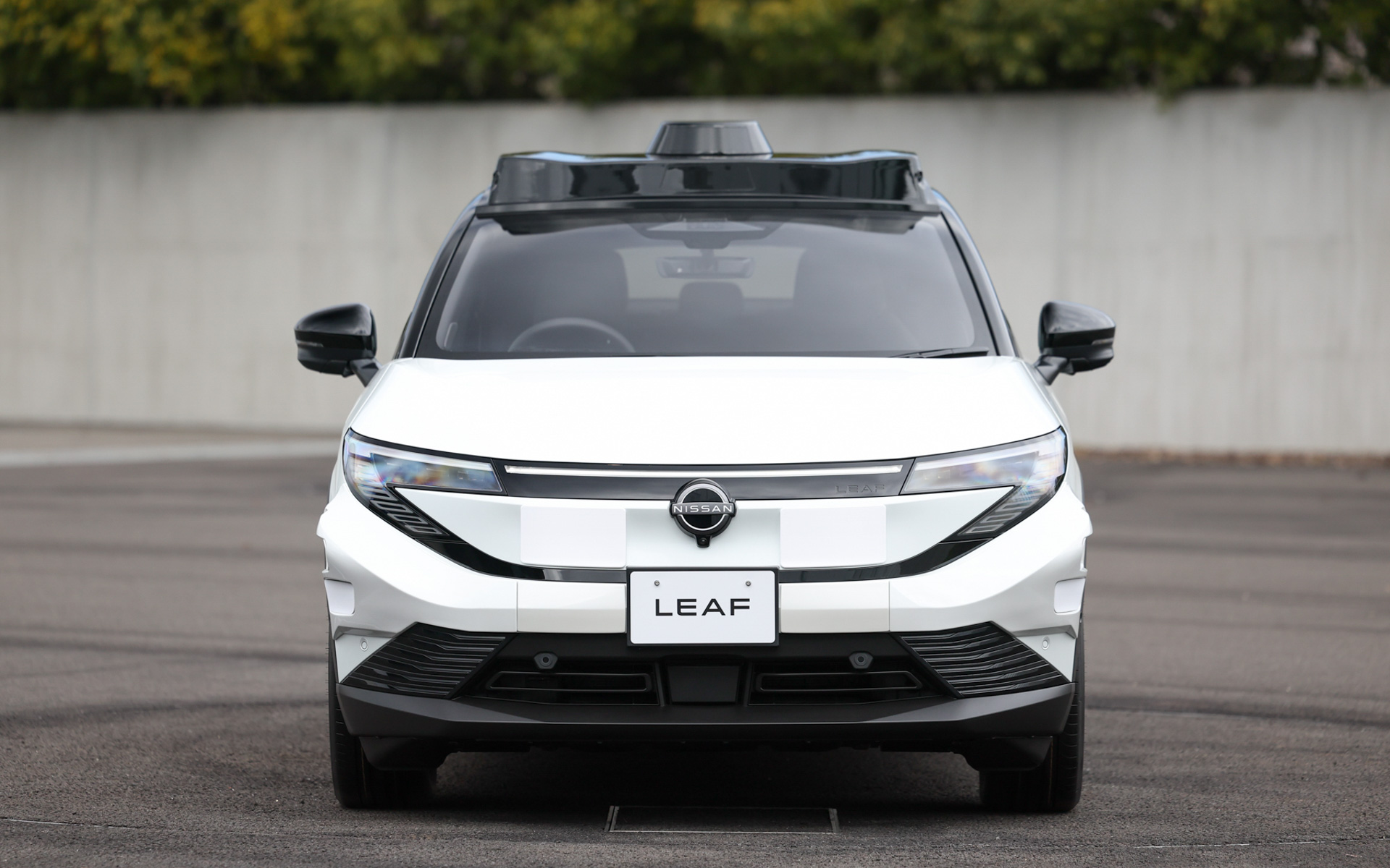 新型「リーフ」をベースとしたロボタクシーの試作車を初公開