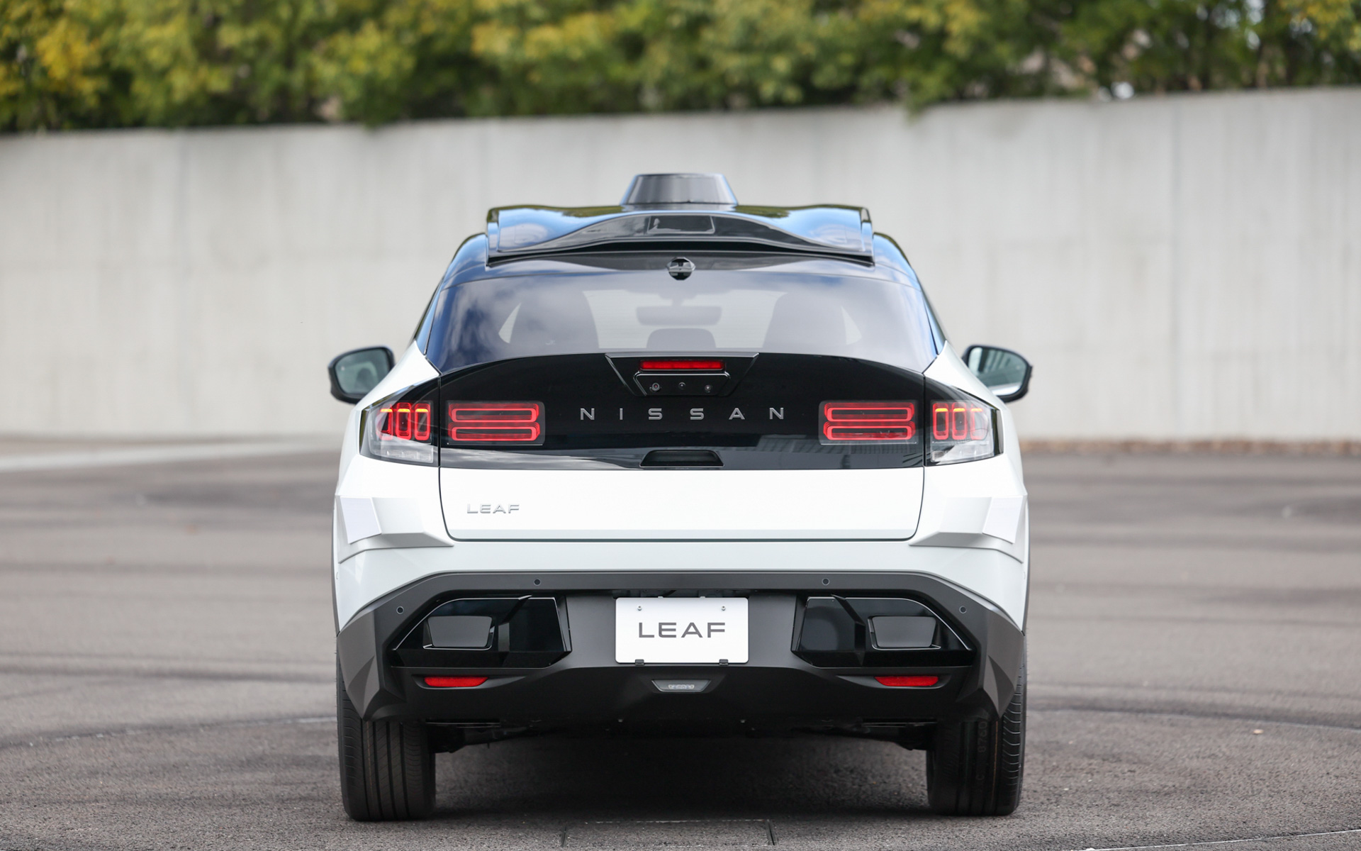 新型「リーフ」をベースとしたロボタクシーの試作車を初公開