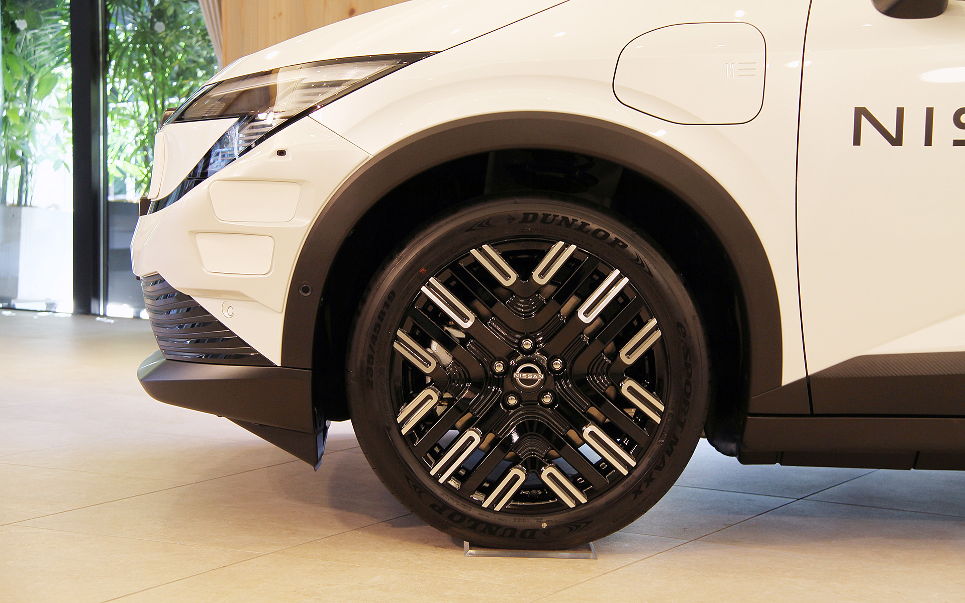 会場で公開された新型「リーフ」をベースとしたロボタクシーの試作車