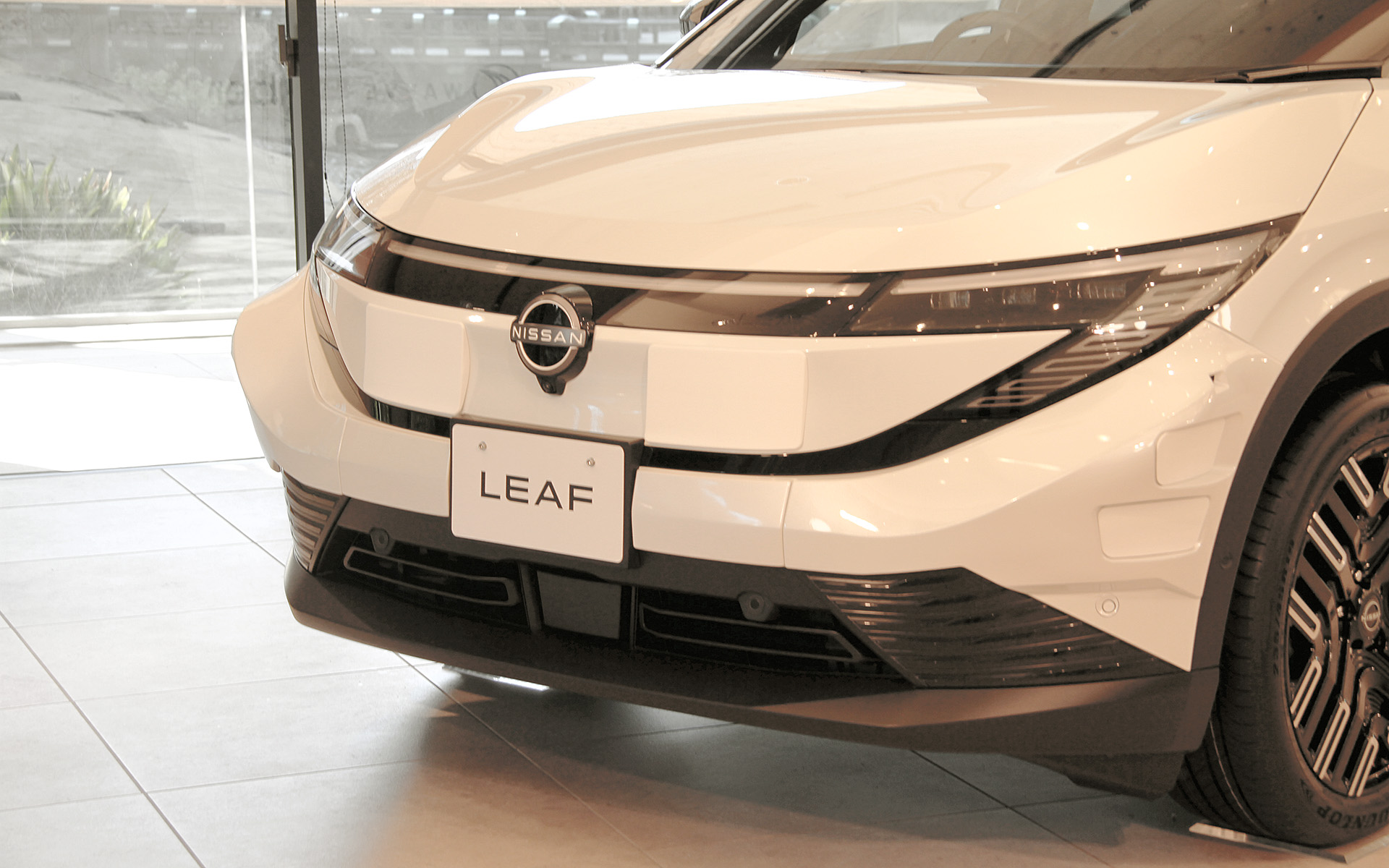 会場で公開された新型「リーフ」をベースとしたロボタクシーの試作車