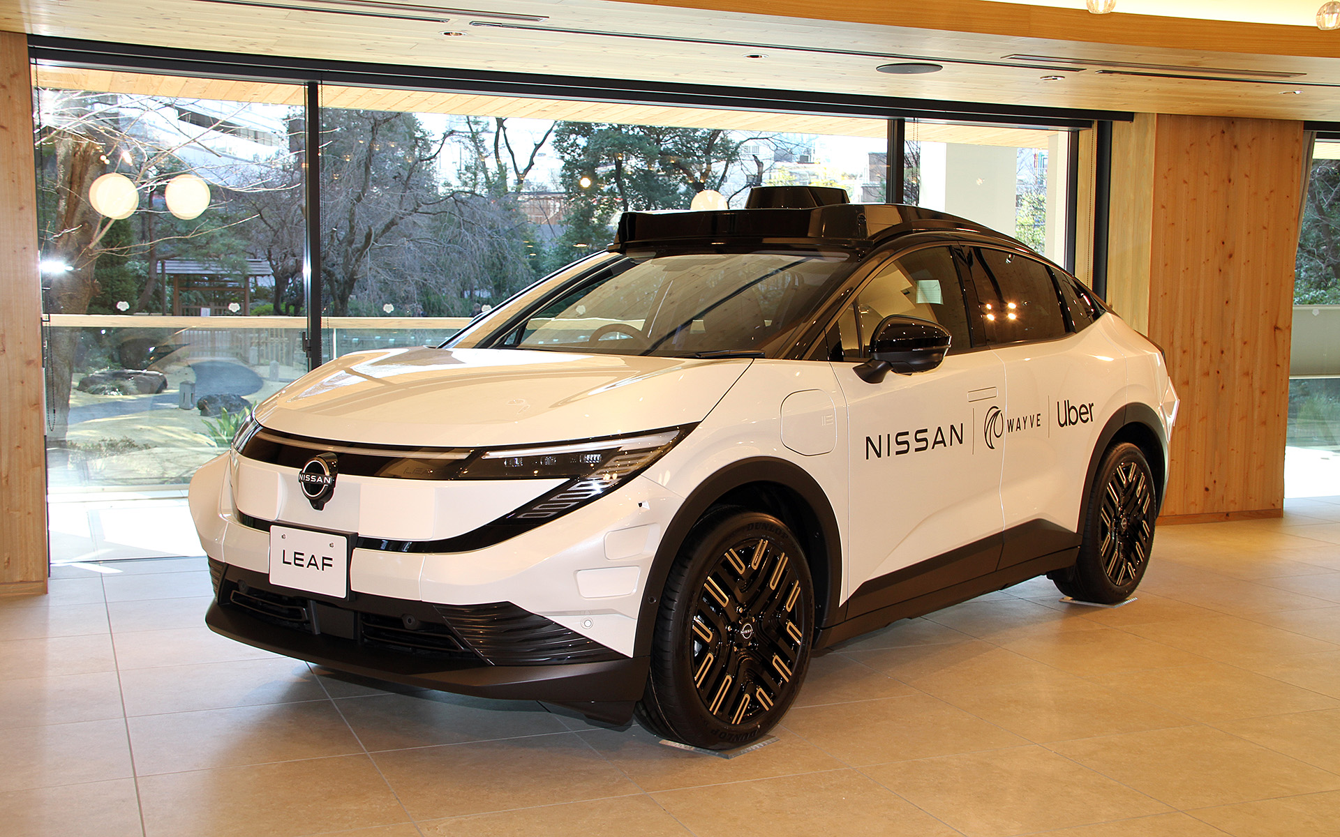 会場で公開された新型「リーフ」をベースとしたロボタクシーの試作車