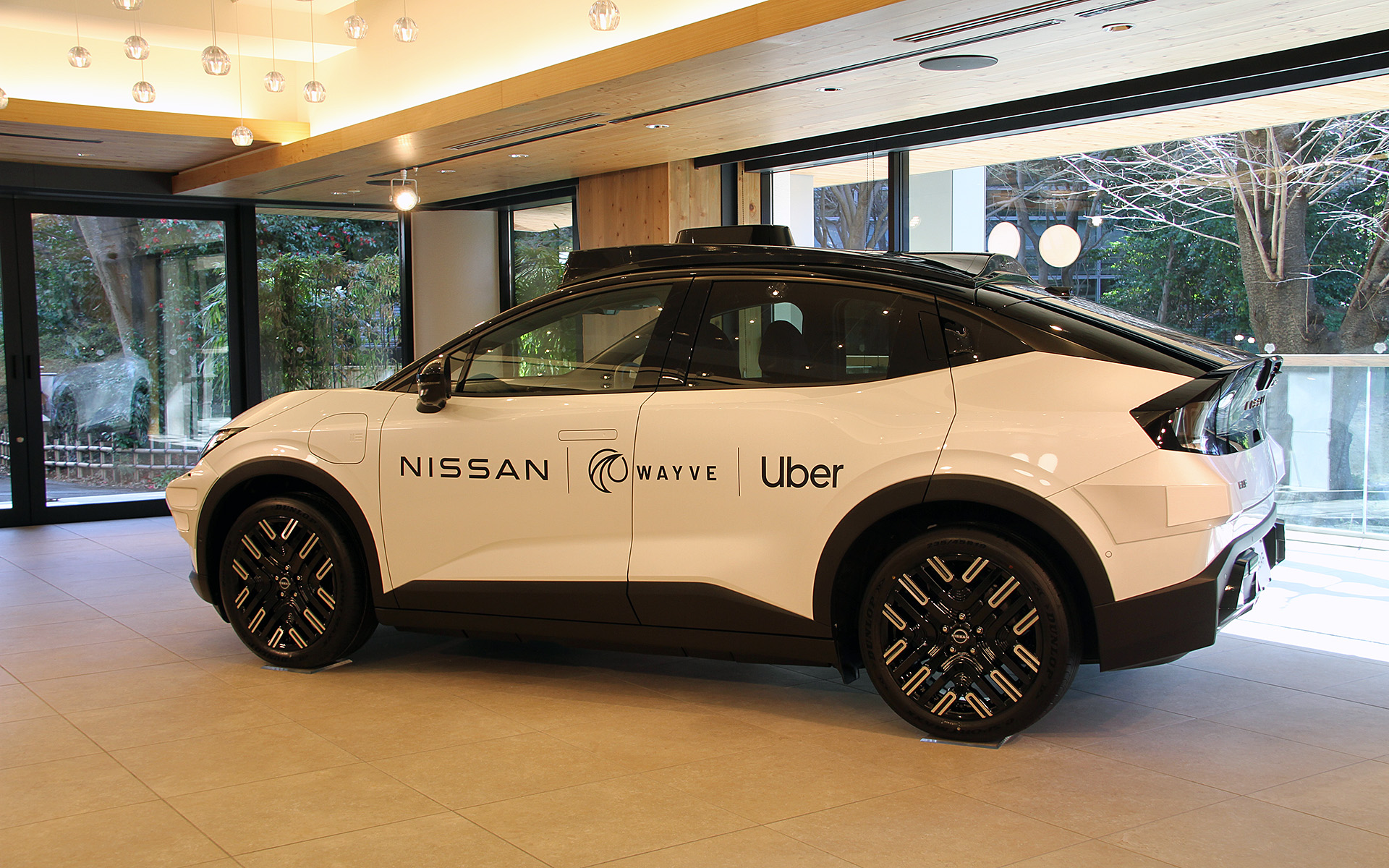 会場で公開された新型「リーフ」をベースとしたロボタクシーの試作車