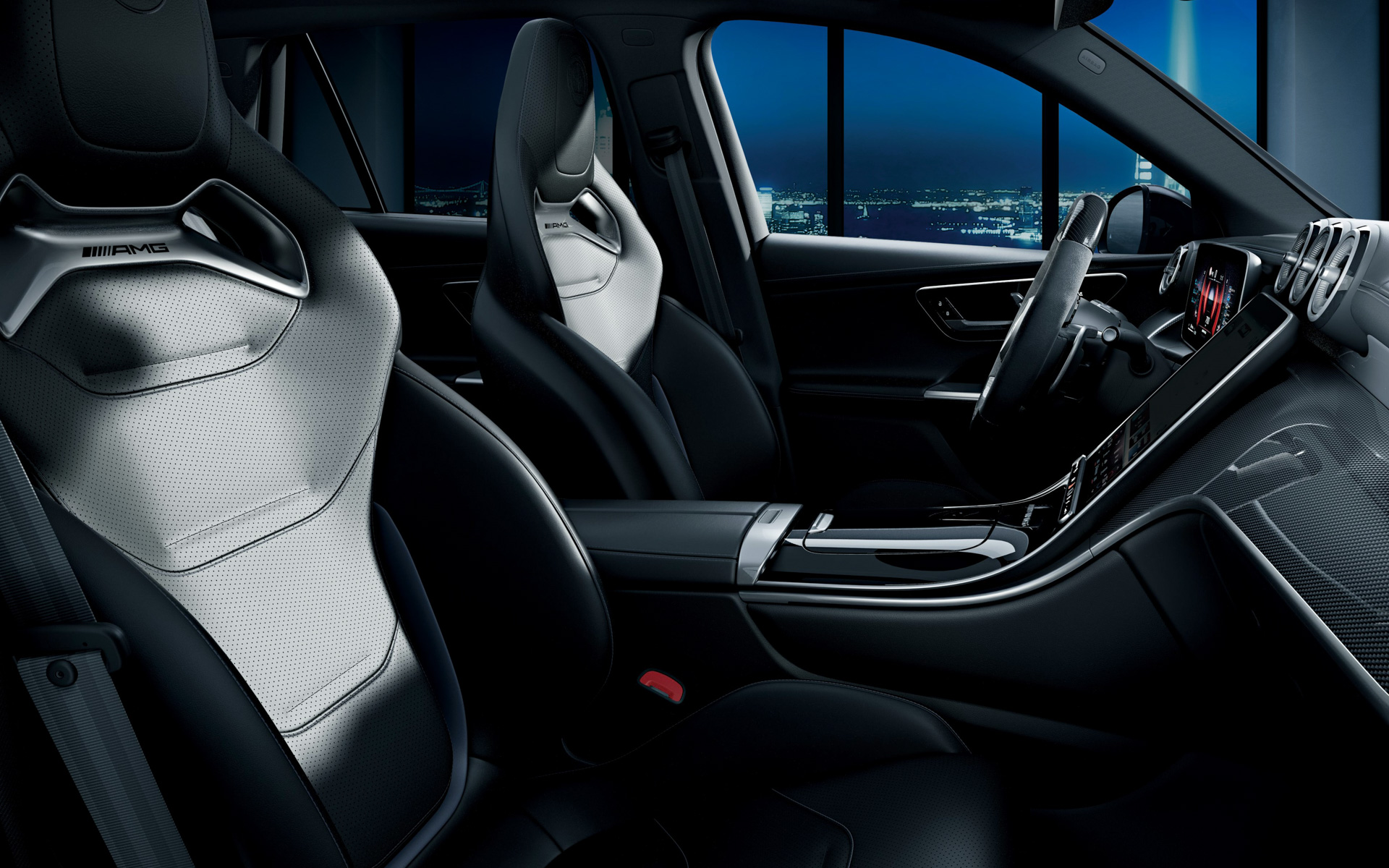 カーボンファイバーを用いた「AMG カーボンファイバーインテリアトリム」を採用