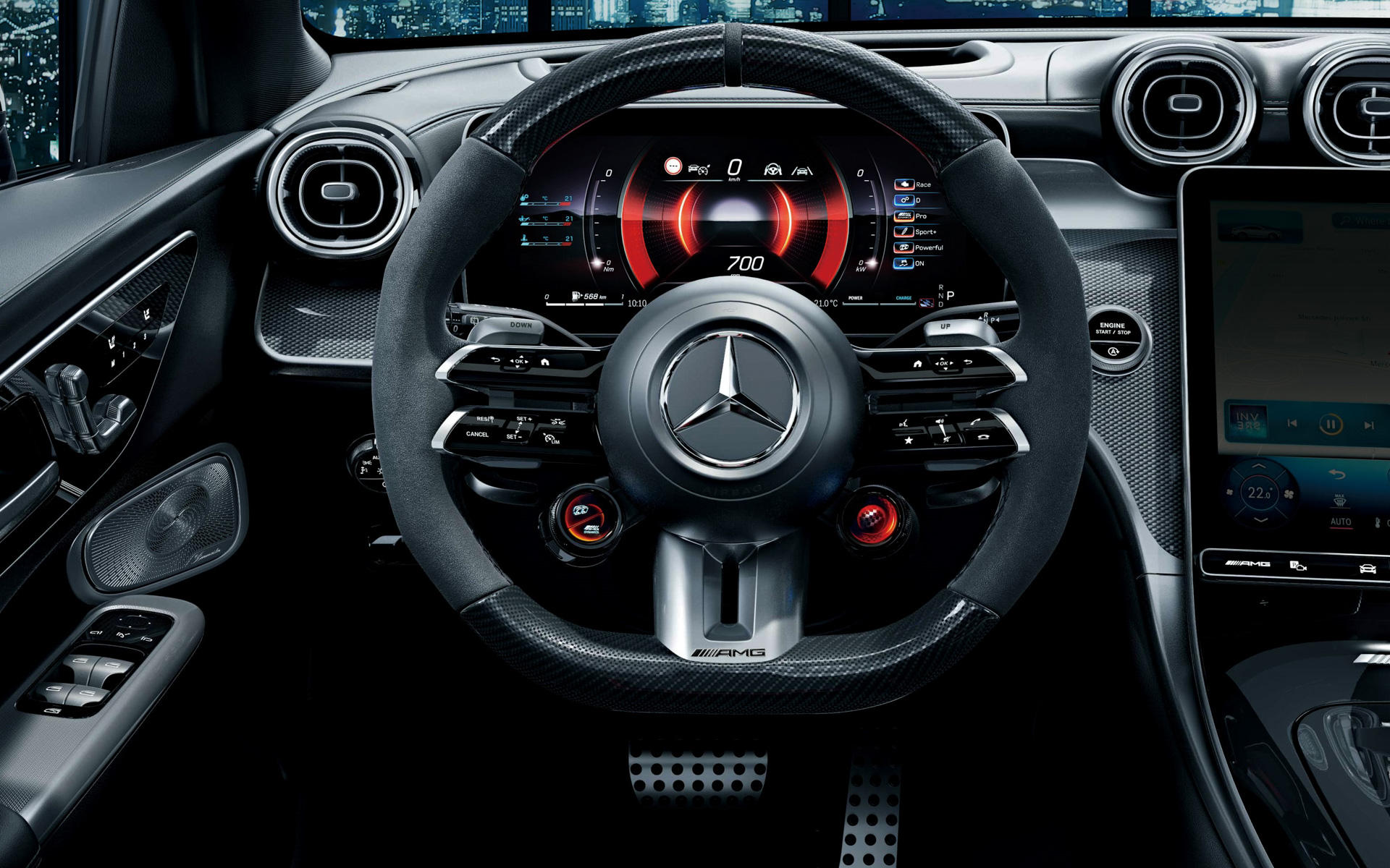 カーボンファイバーを用いた「AMG カーボンファイバーインテリアトリム」を採用