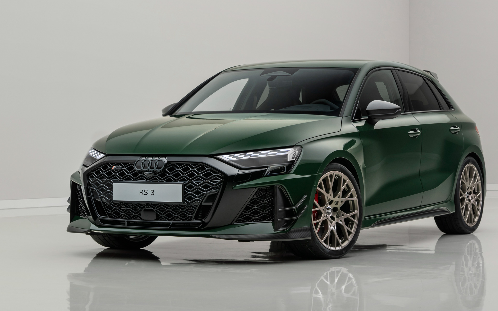 アウディに搭載される直列5気筒エンジン誕生50周年を祝した特別仕様モデル「RS 3 コンペティション リミテッド」