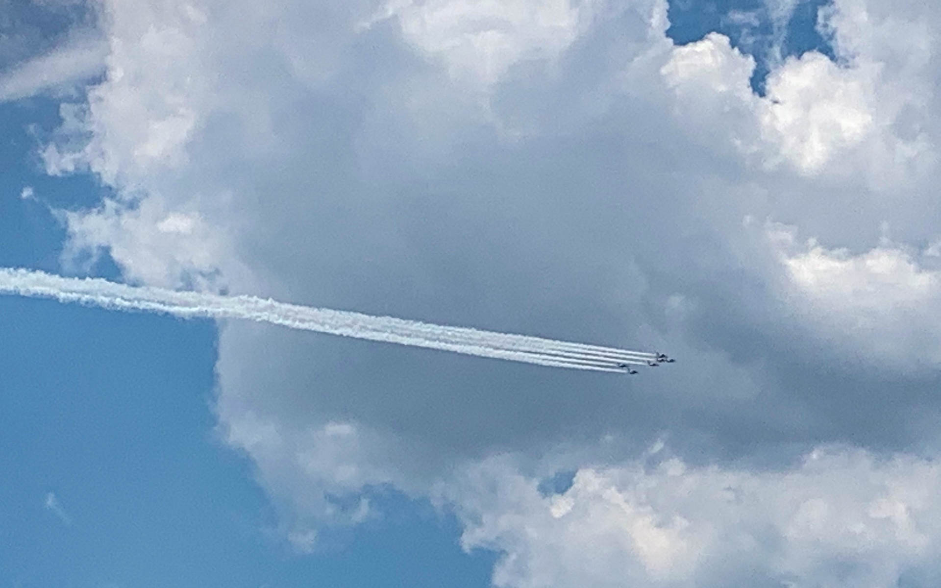 震災後、日夜奮闘する医療従事者を慰労しようとブルーインパルスが東京の空を飛んだ。感激した