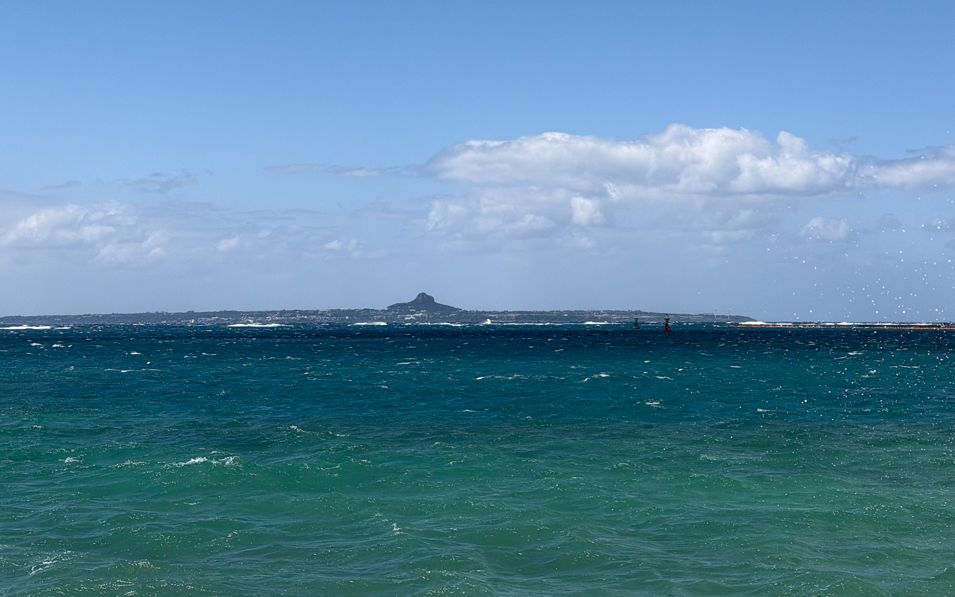 ラリーのリエゾン区間から見られる景色。沖縄ではこのような海を見ることができる道路がいくつもある（運転手はよそ見厳禁）
