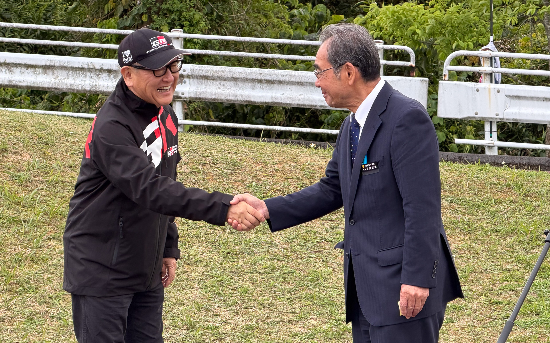 平良武康本部町長（右）とあいさつする、トヨタ自動車代表取締役会長 豊田章男氏（左）