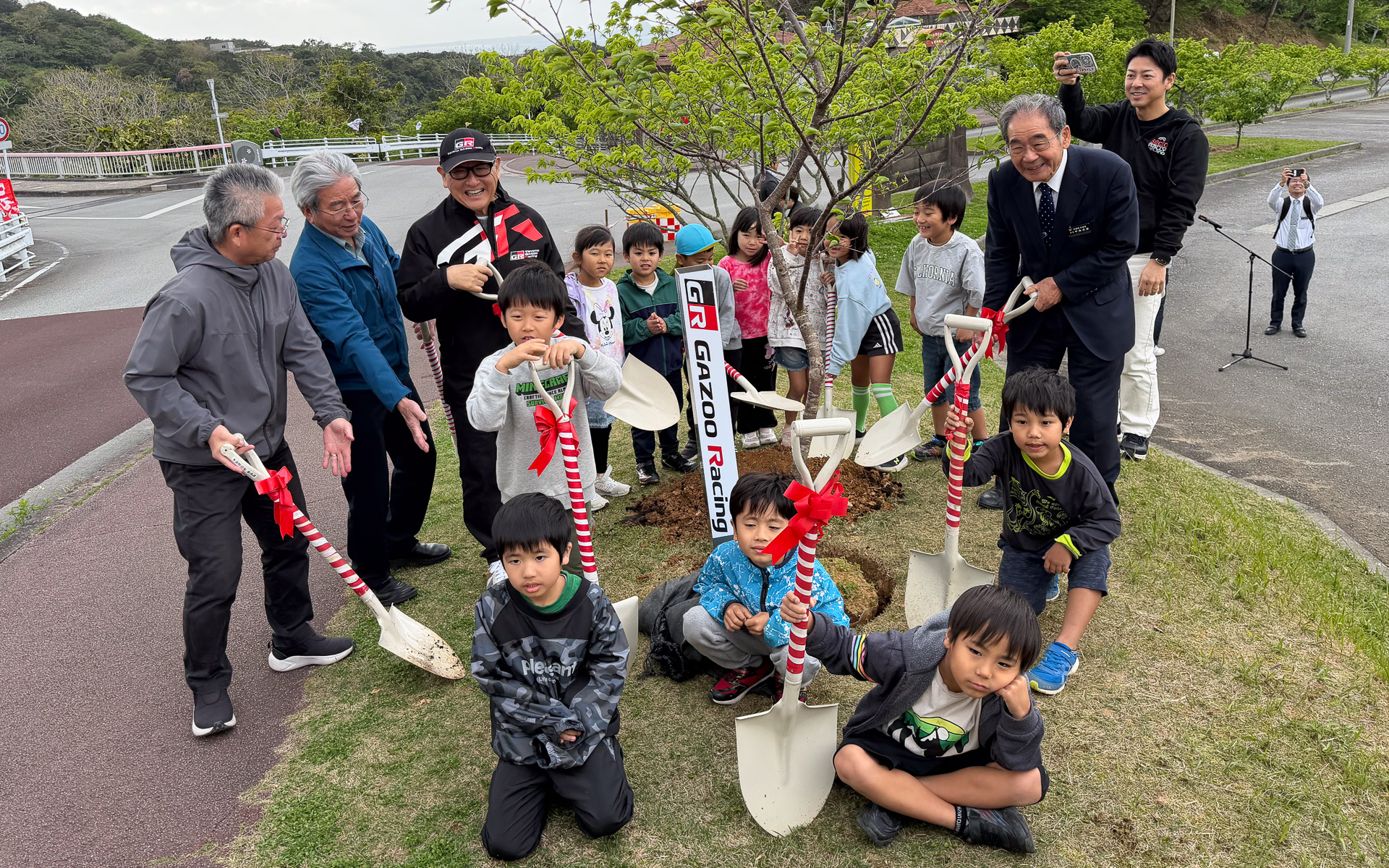 本部町の子供たちと一緒に植樹式