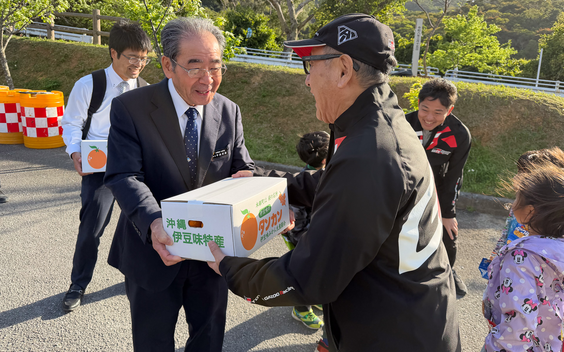本部町長からは、町の名物である「タンカン」が豊田会長にプレゼントされた。こうした名物と出会えるのもラリーの魅力の一つ
