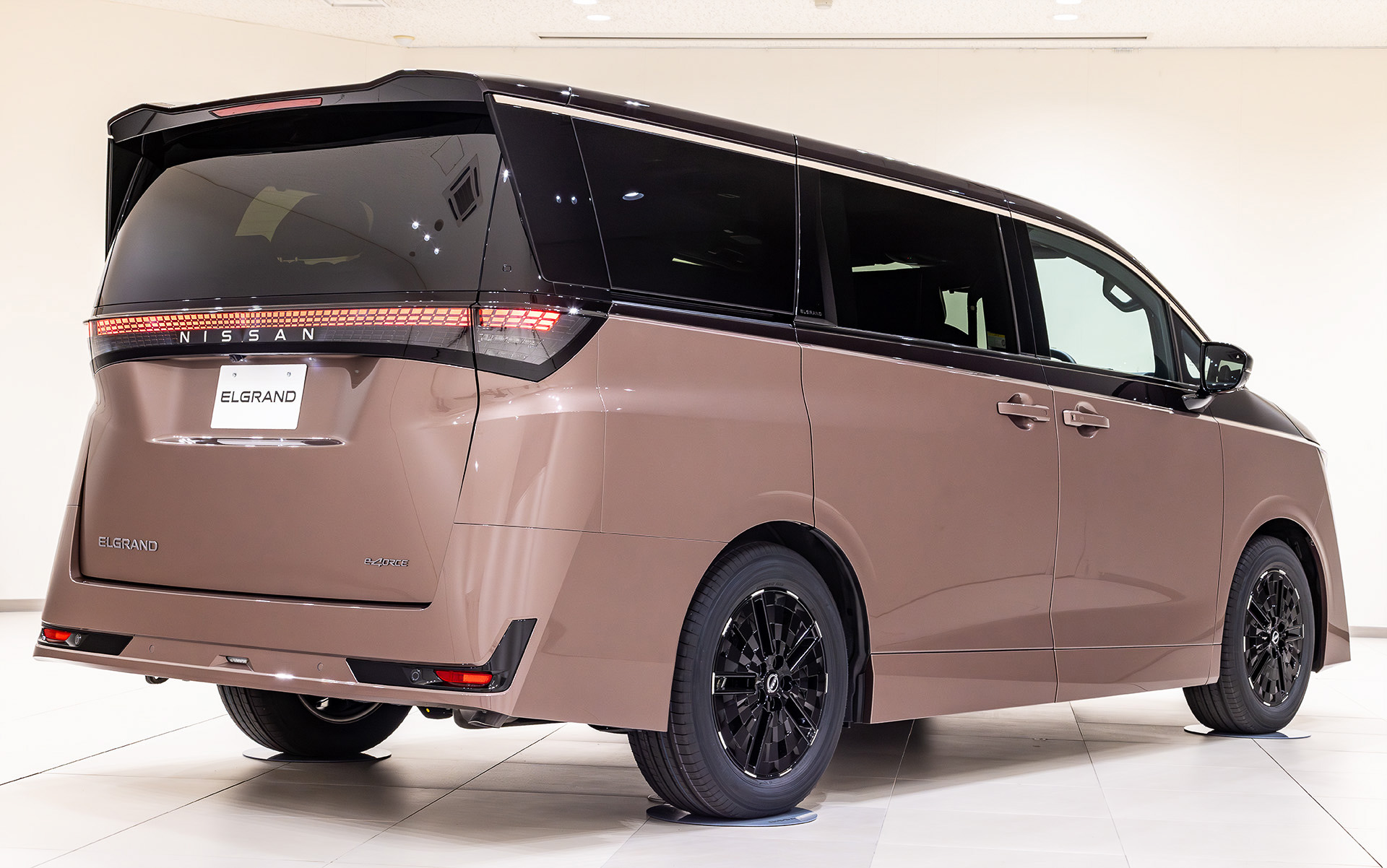 「ジャパンモビリティショー 2025」で公開された新型エルグランド