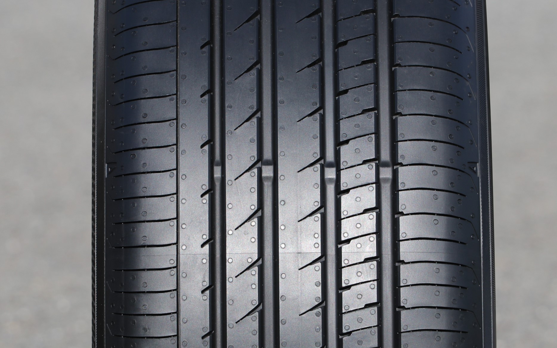 アドバン dB V553のトレッドパターン