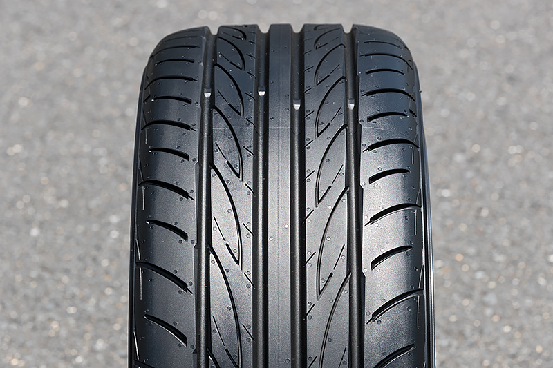 “攻めのスタイル”を体現する方向性パターンでは「ライトニングストレートグルーブ」や「クロウグルーブ」を使い、とくにウェット路面でのドライビングパフォーマンスを向上させる