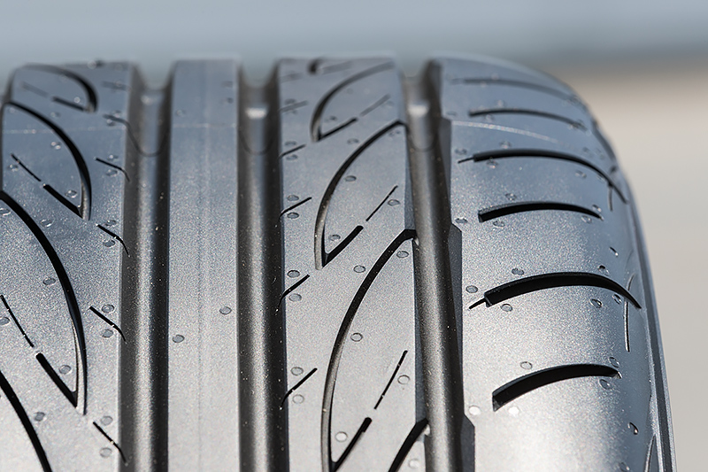 “攻めのスタイル”を体現する方向性パターンでは「ライトニングストレートグルーブ」や「クロウグルーブ」を使い、とくにウェット路面でのドライビングパフォーマンスを向上させる