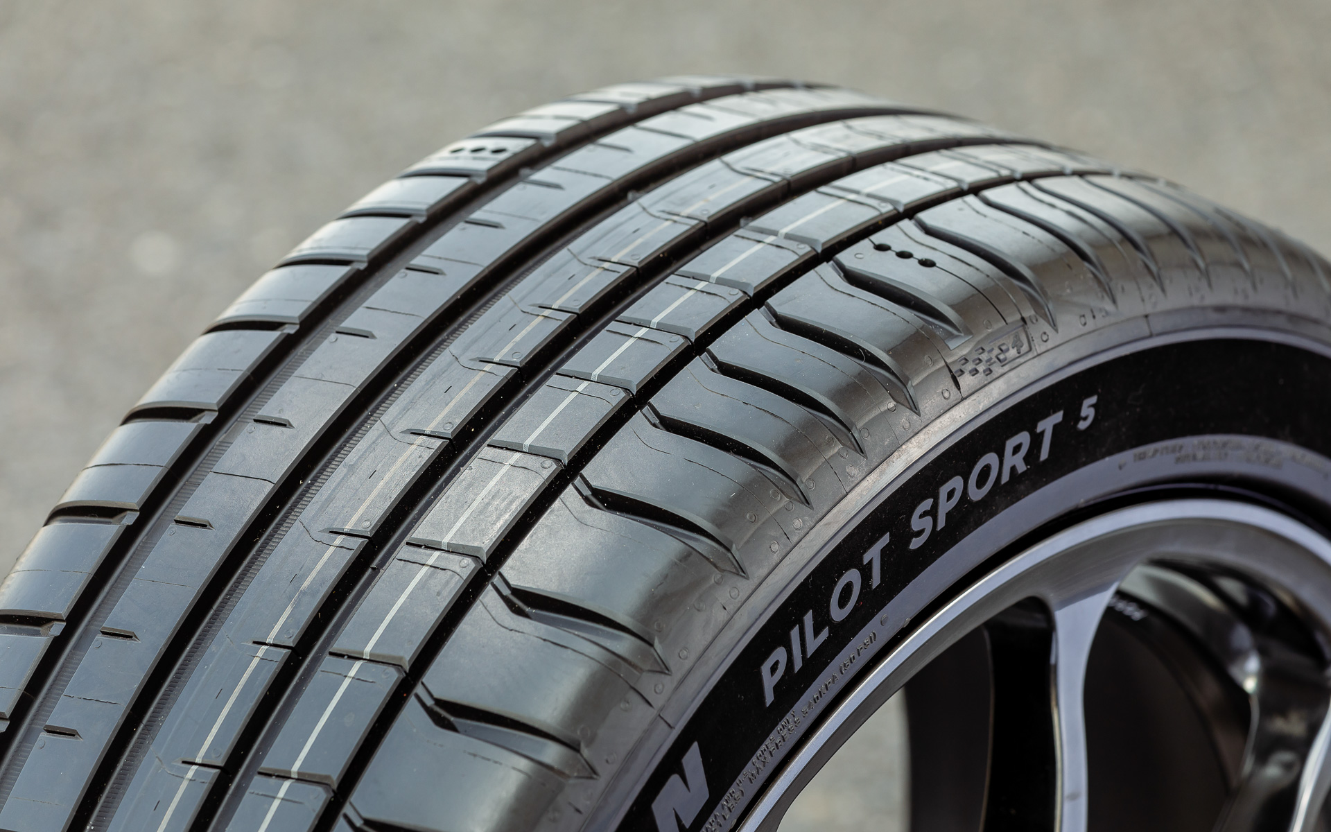 パイロット スポーツ 5では「デュアル・スポーツ・トレッド デザイン」と呼ばれる非対称トレッドパターンを採用